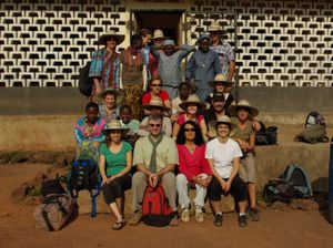 Le groupe du voyage de 2011 réuni devant un bâtiment de l’école.