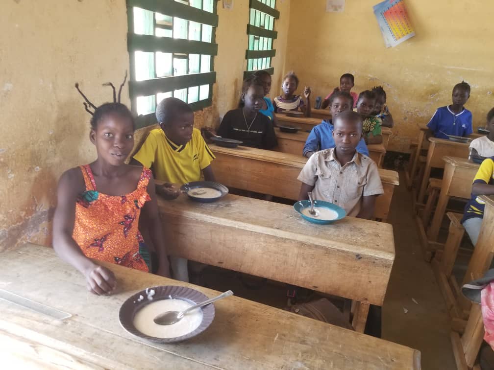 Des élèves prennent leur repas à leur pupitre, février 2022.