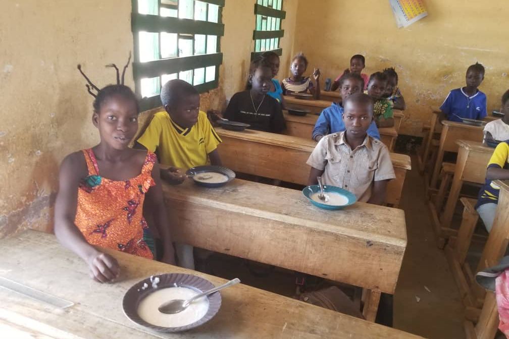 Des élèves prennent leur repas à leur pupitre, février 2022.