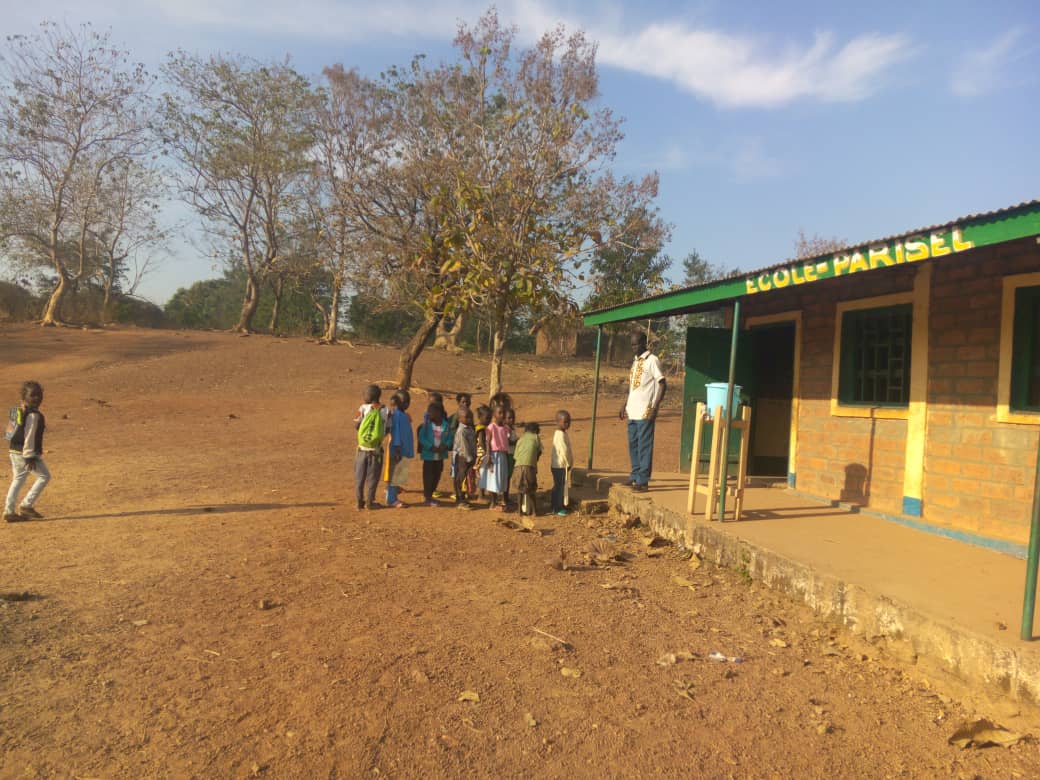 La cour de l’école de Bossangoa, quelques enfants devant le bâtiment, en février 2021.
