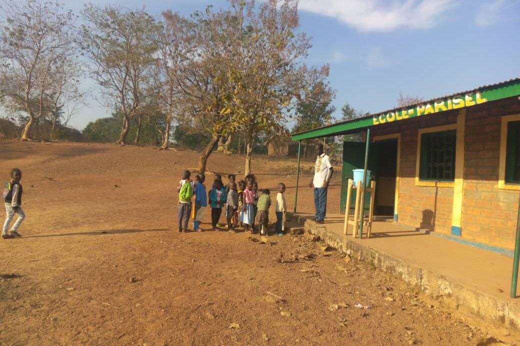 La cour de l’école de Bossangoa, quelques enfants devant le bâtiment, en février 2021.