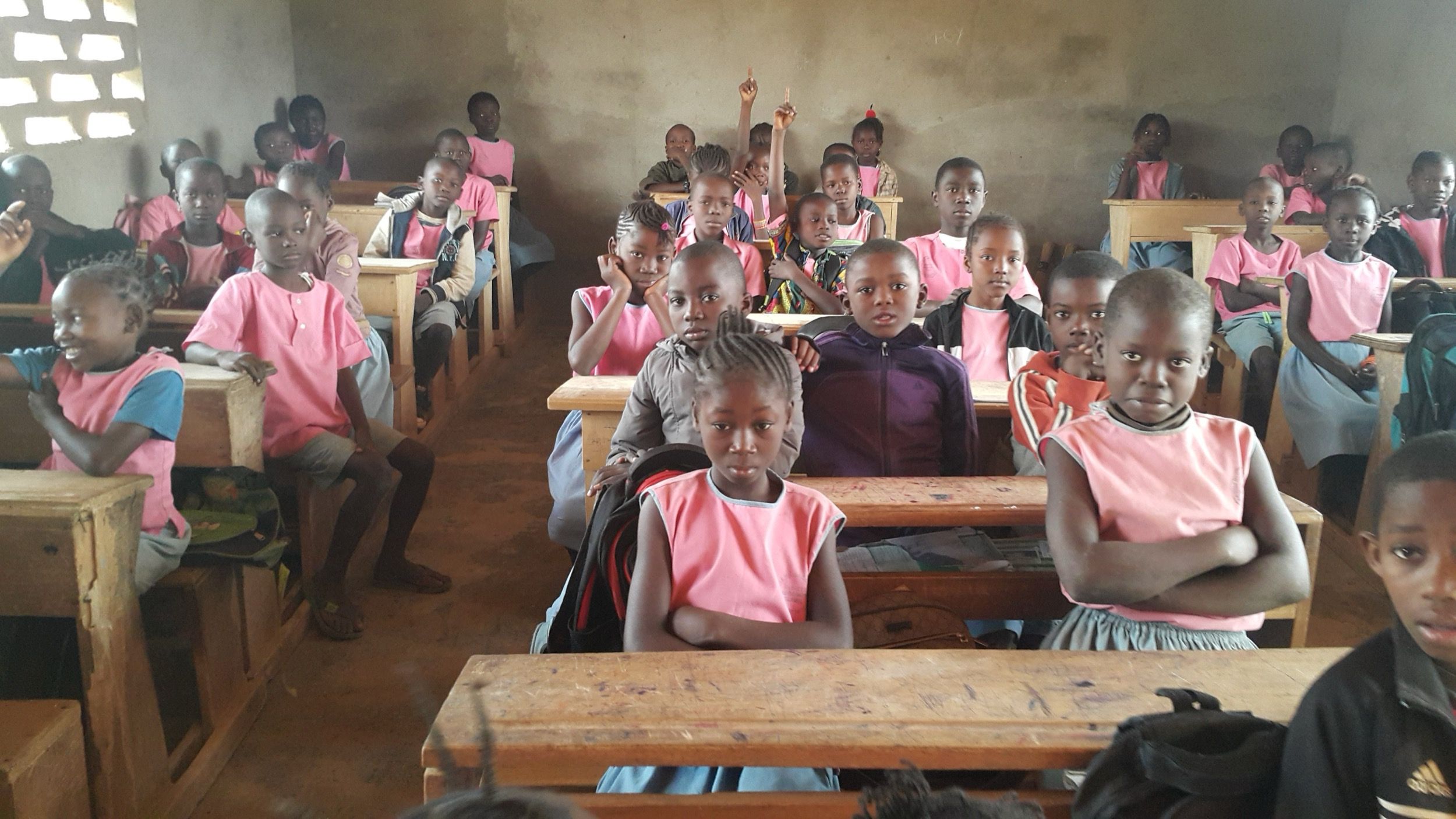 Une classe pleine d’élèves en blouse rose, à Bossangoa, en janvier 2019.