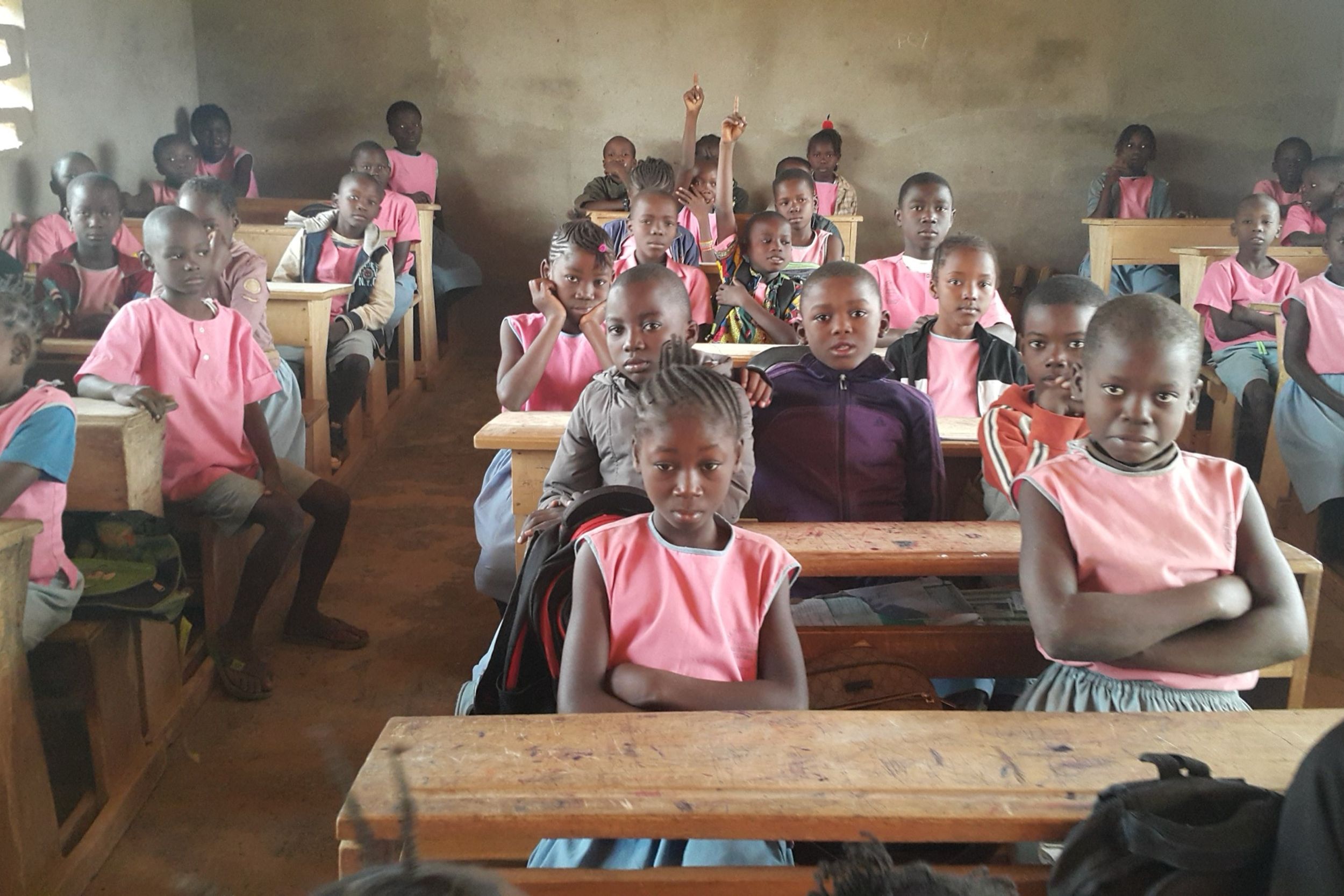 Une classe pleine d’élèves en blouse rose, à Bossangoa, en janvier 2019.