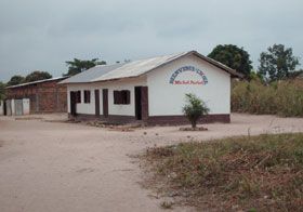 Un bâtiment blanc de l’école de Bangui, en 2007.