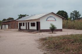Un bâtiment blanc de l’école de Bangui, en 2007.