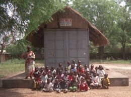 Les élèves assis devant le wagon rénové de l’école de Bangui, sous son toit de paille, en 2004.
