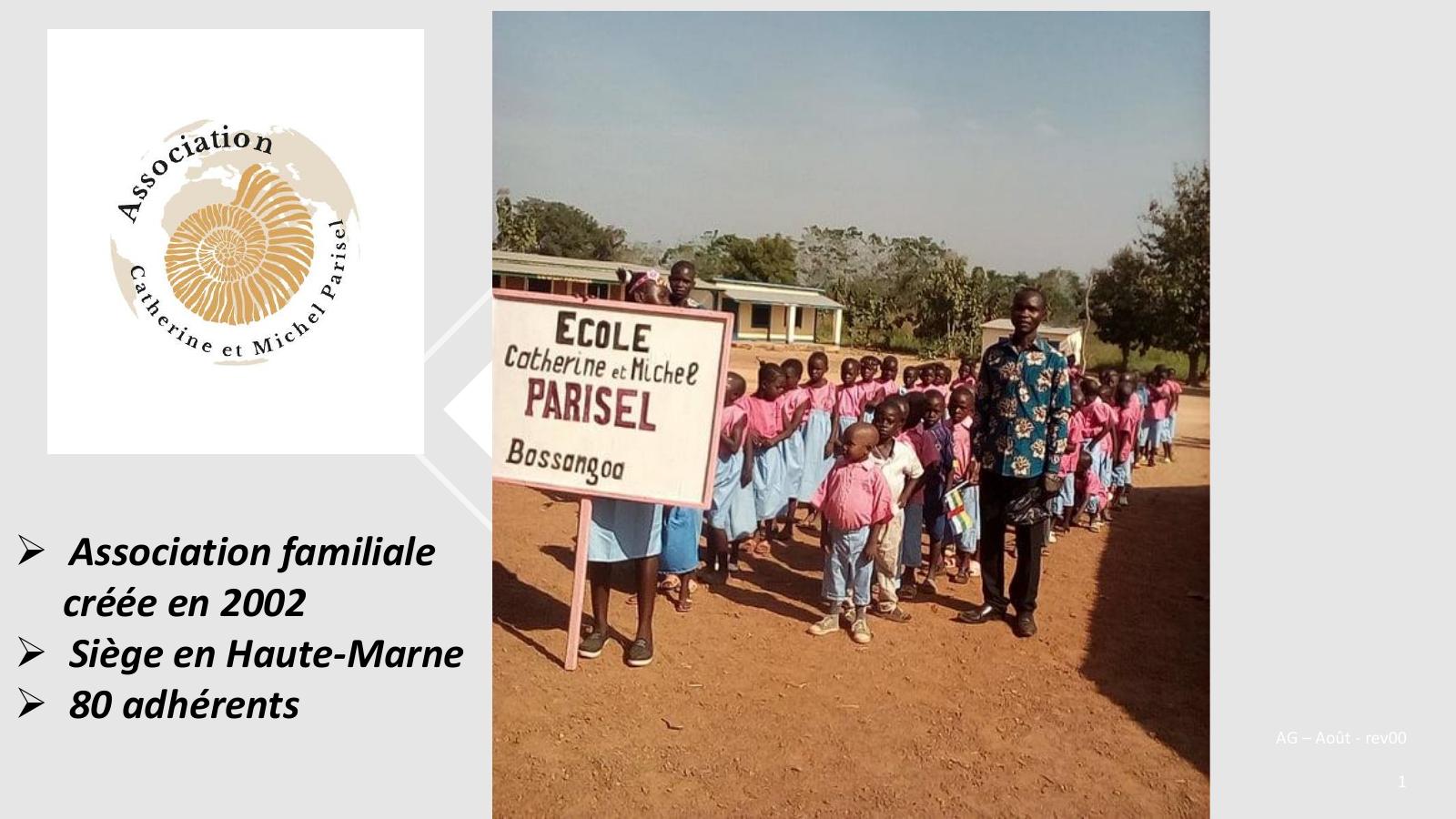 Première page de la présentation : les élèves de l’école Parisel derrière leur pancarte.