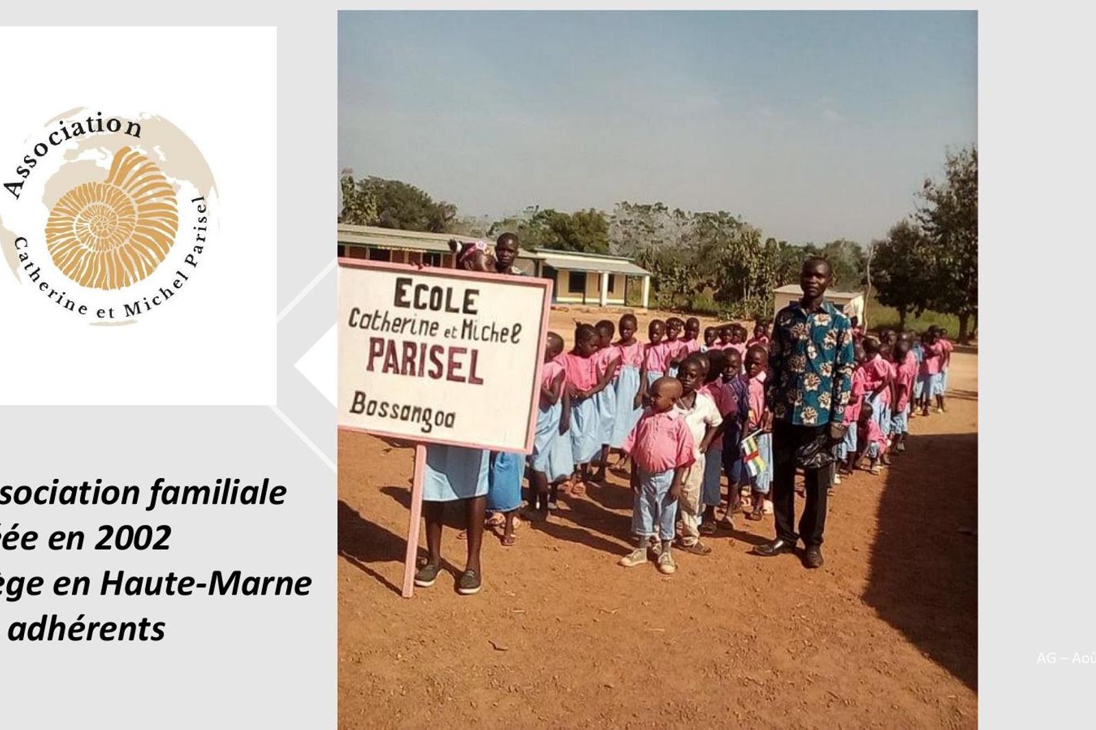 Première page de la présentation : les élèves de l’école Parisel derrière leur pancarte.