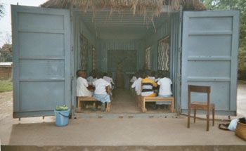 Le wagon rénové qui abrite une classe de l’école de Bangui, ses portes grandes ouvertes.