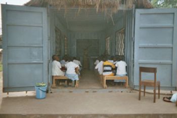 Le wagon rénové qui abrite une classe de l’école de Bangui, ses portes grandes ouvertes.