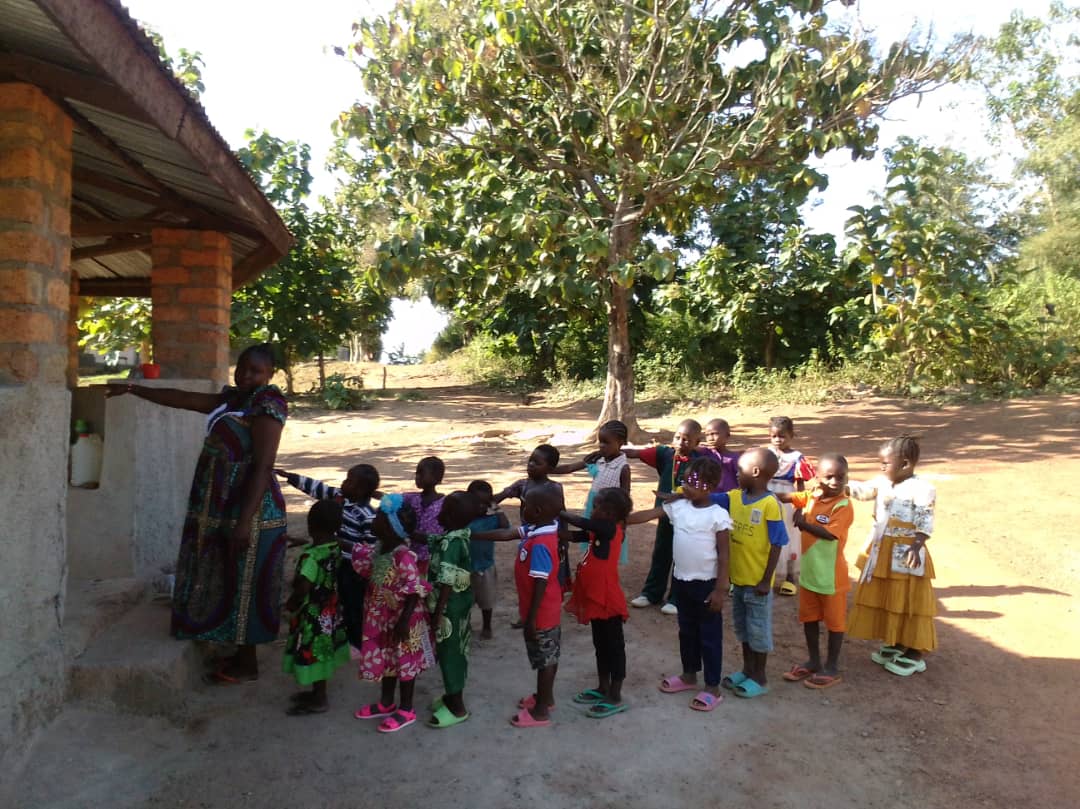 Les nouveaux enfants de la petite section, accueillis dans la cour par leur enseignante.