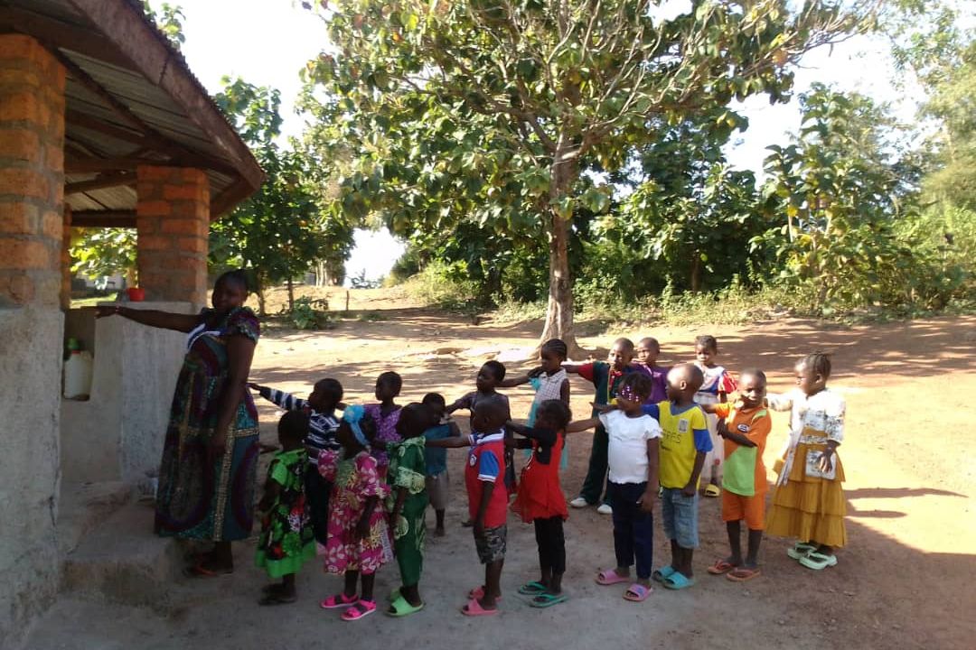 Les nouveaux enfants de la petite section, accueillis dans la cour par leur enseignante.