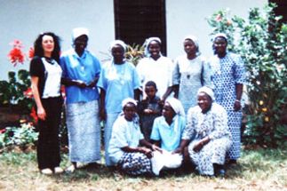Catherine Parisel avec les Petites Sœurs et des enfants, devant la maison des Sœurs.
