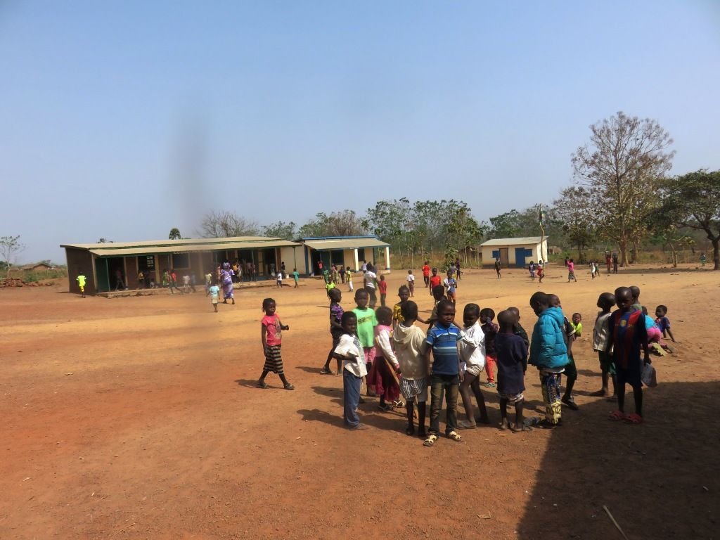 Le terrain de l’école de Bossangoa, où sera construit le nouveau bâtiment ; des élèves au premier plan.