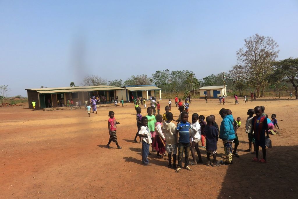 Le terrain de l’école de Bossangoa, où sera construit le nouveau bâtiment ; des élèves au premier plan.
