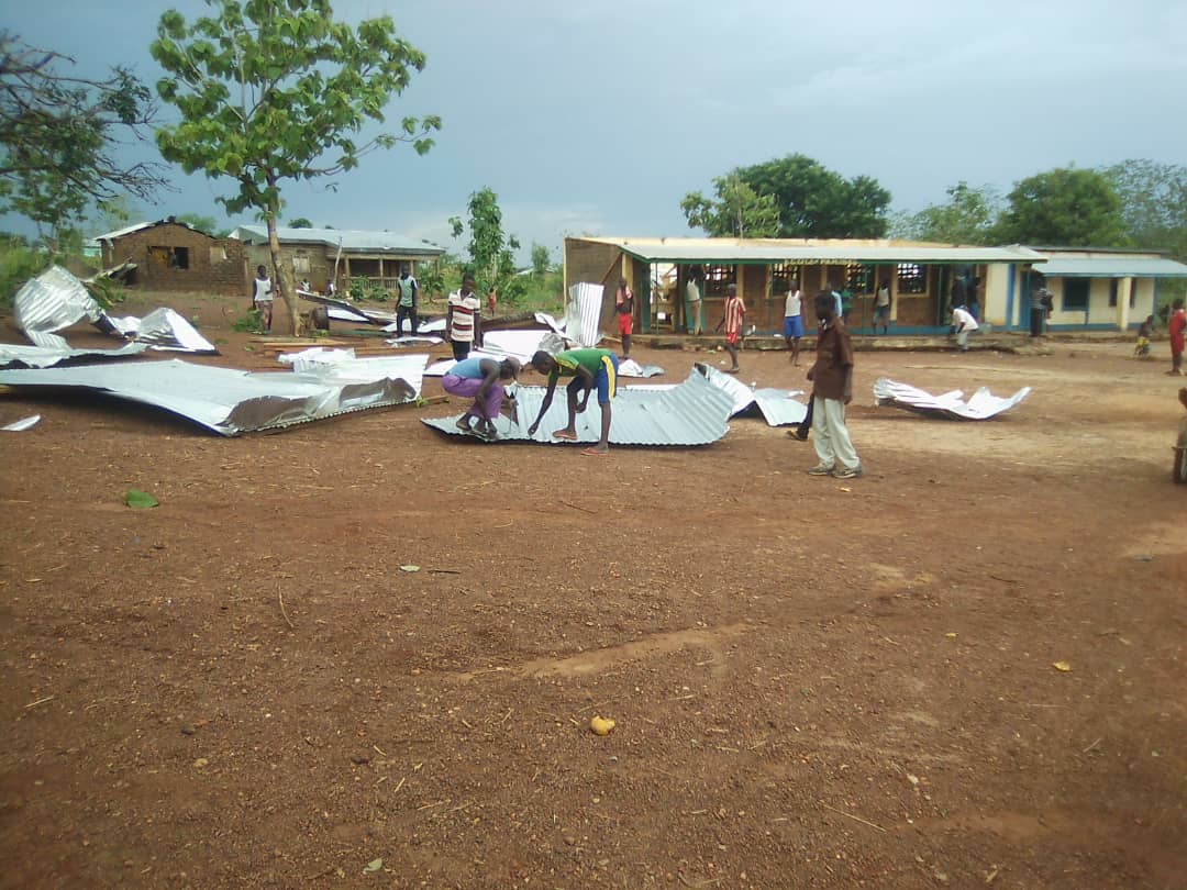 Les tôles du toit arrachées par la tornade gisent dans la cour de l’école.