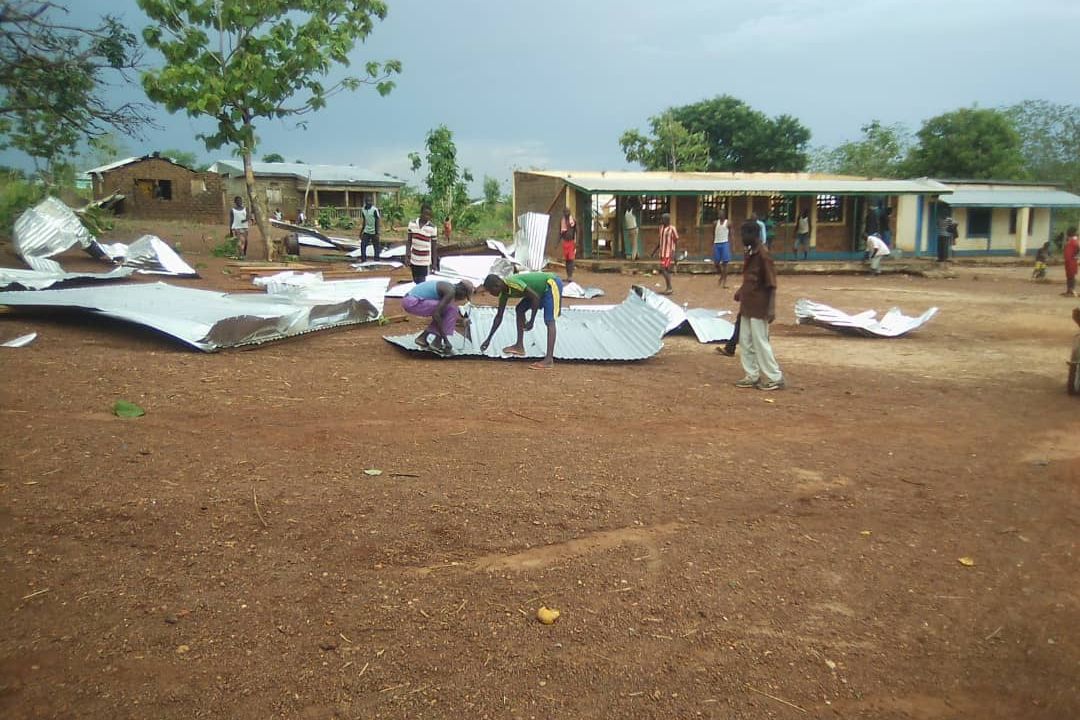 Les tôles du toit arrachées par la tornade gisent dans la cour de l’école.