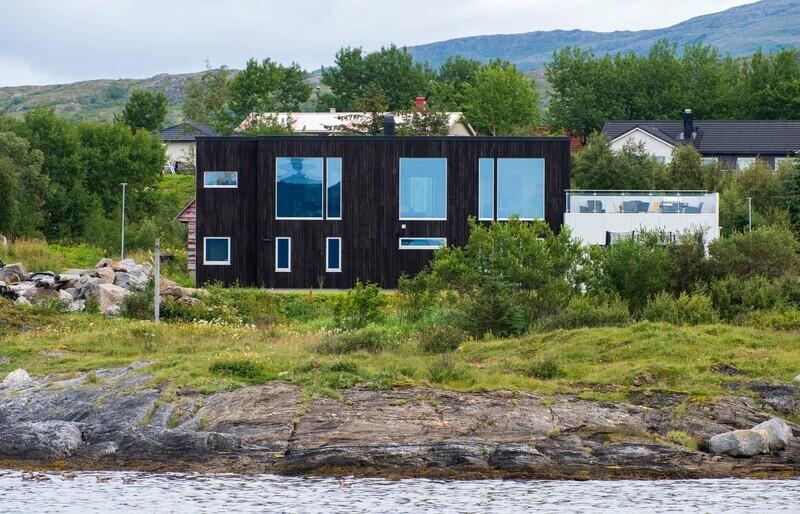 Huset ligger helt nede i vannkanten utenfor Brønnøysund i Nord-Norge