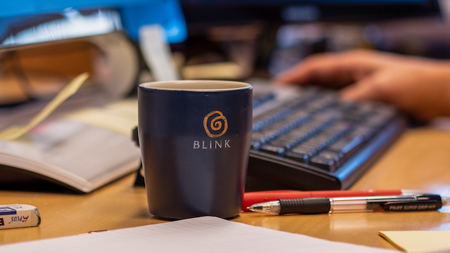 Bilde av Blink Hus kaffekopp på kontoret