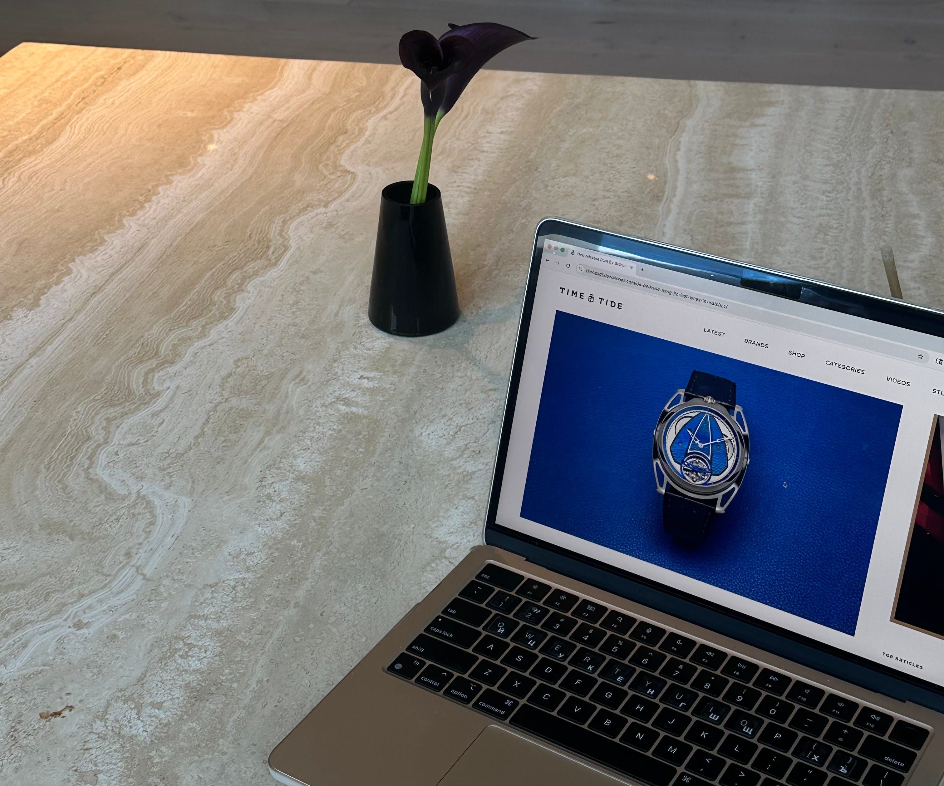computer showcasing DeBethune article