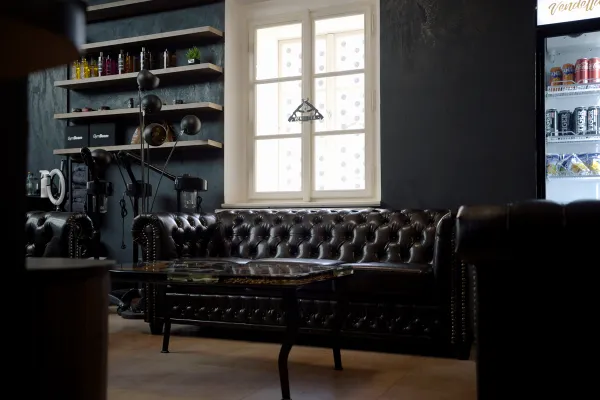 Prostory barbershopu Vendetta v Domažlicích.