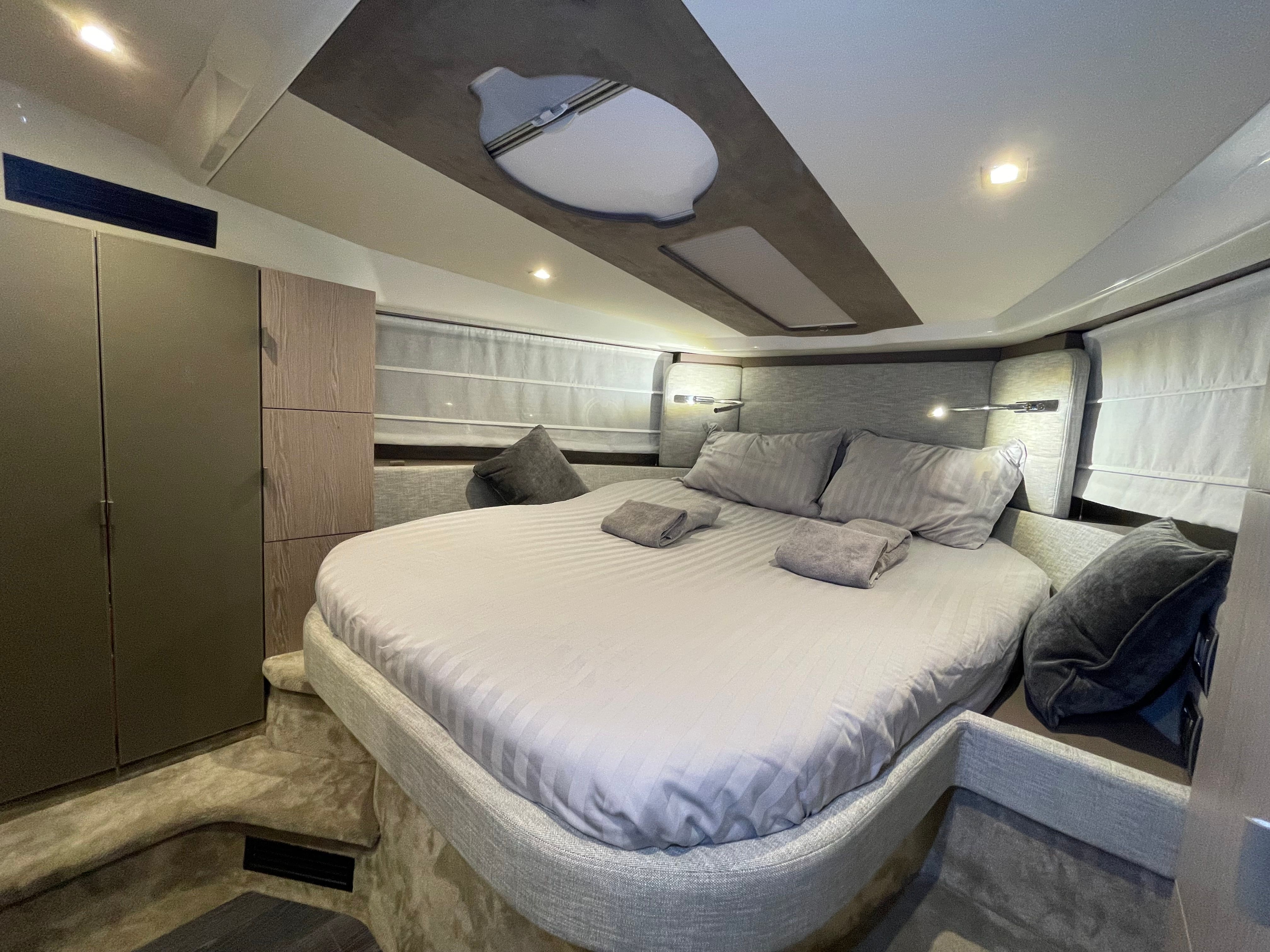 Geräumige Kabine mit einem großen Bett in der Mitte