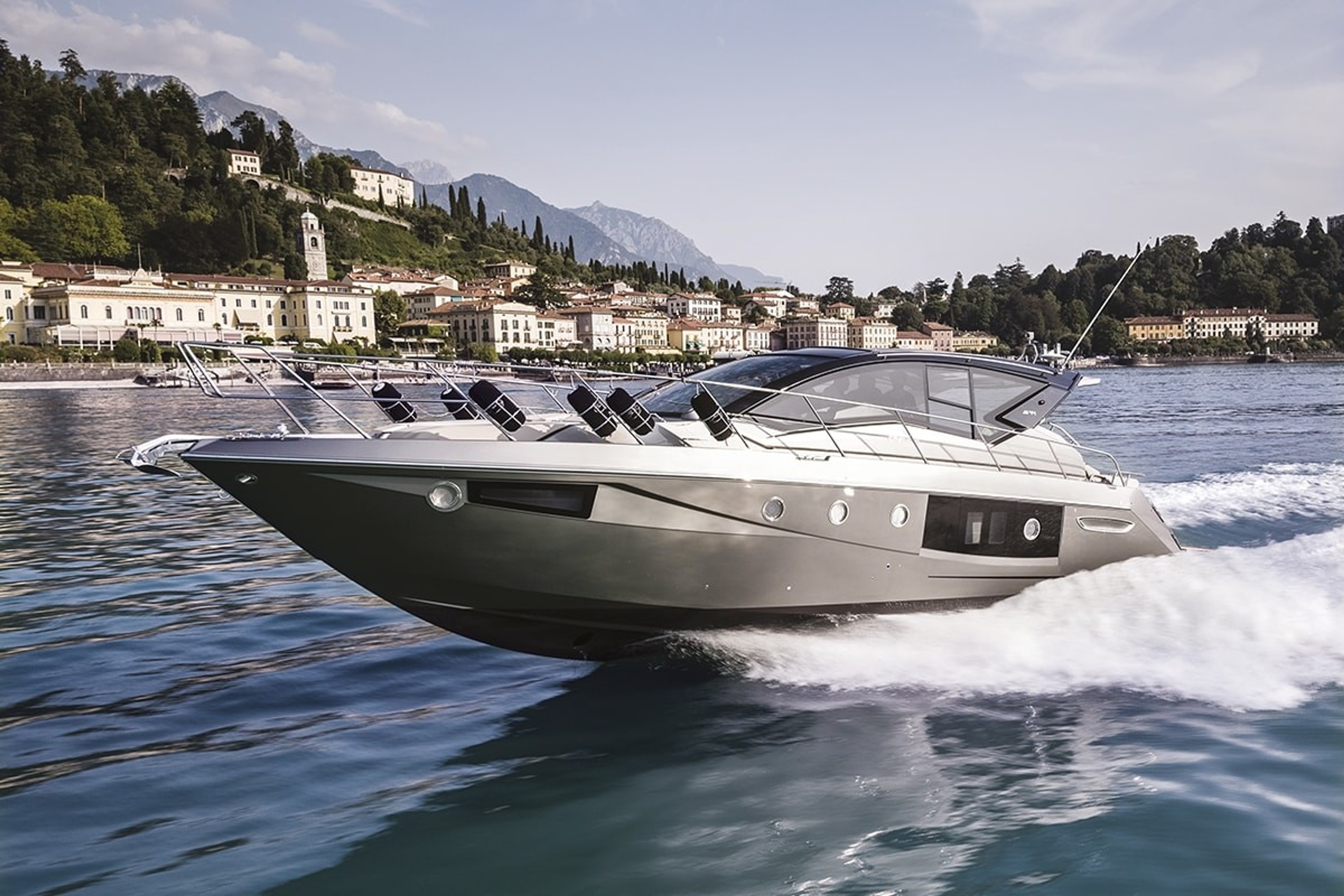 Cranchi m44 segelt schnell auf See