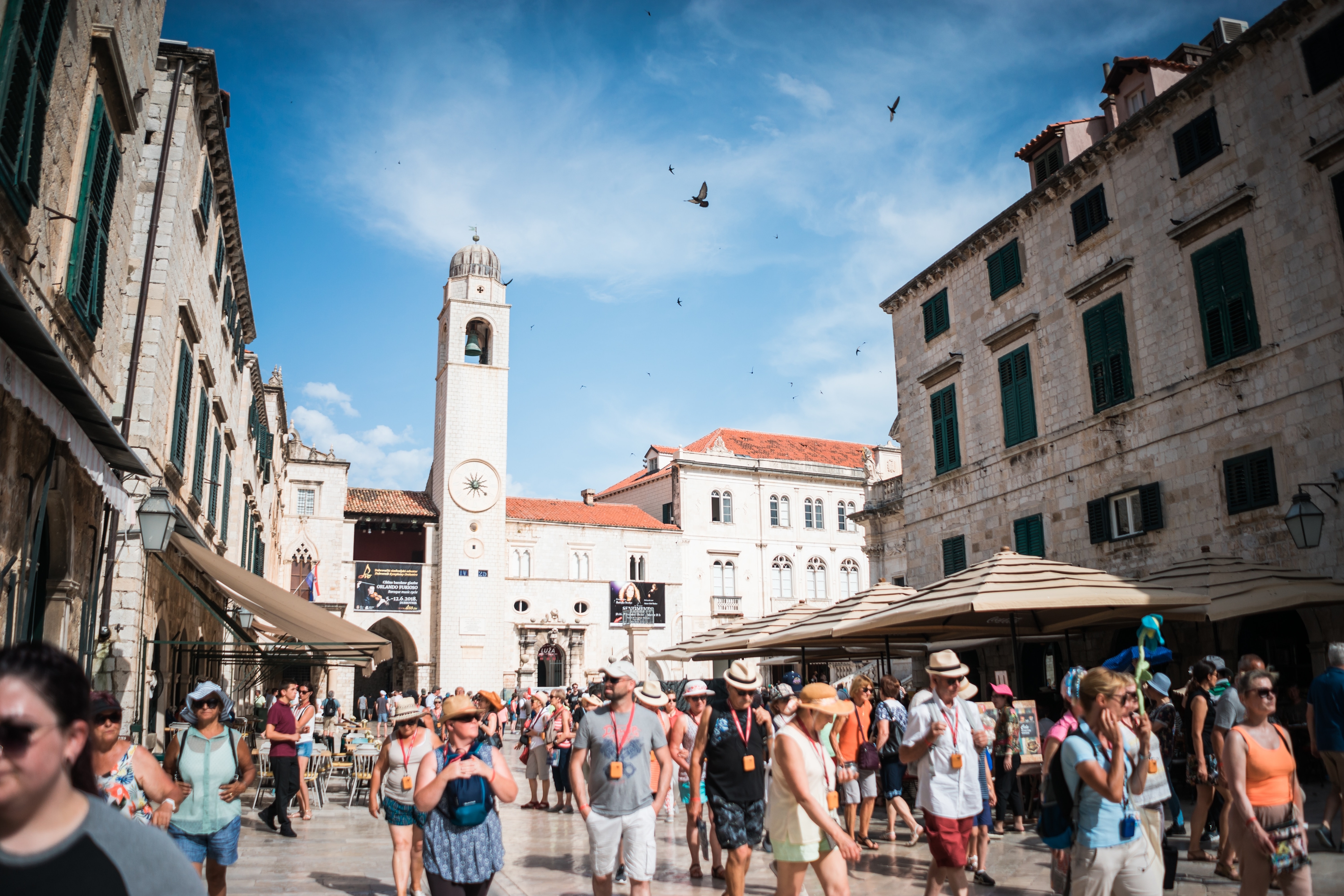 Straße voller Touristen