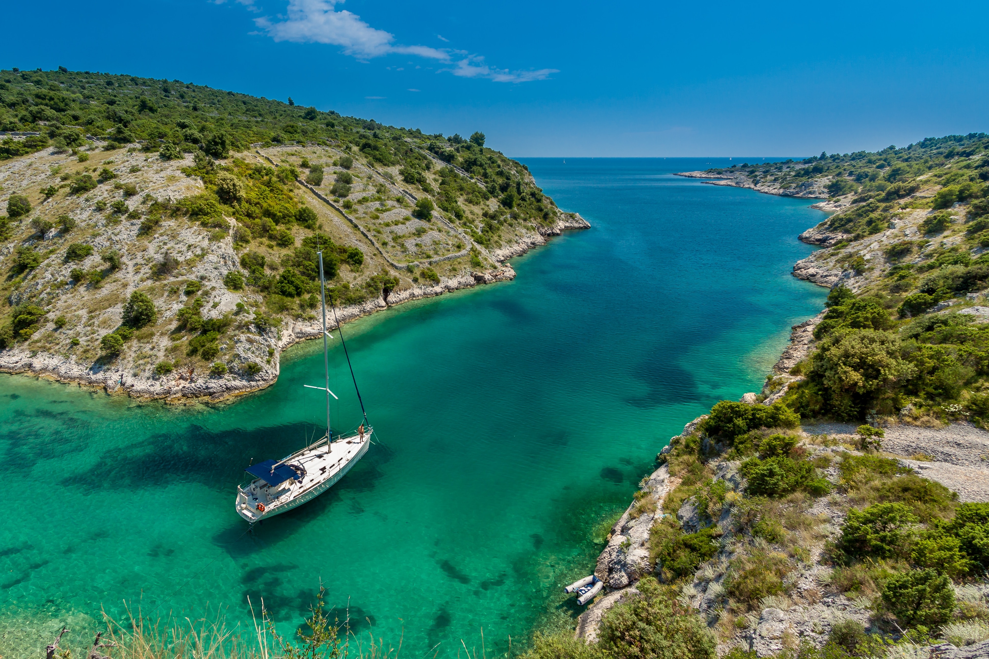 Yacht vor Anker in einer schönen Bucht