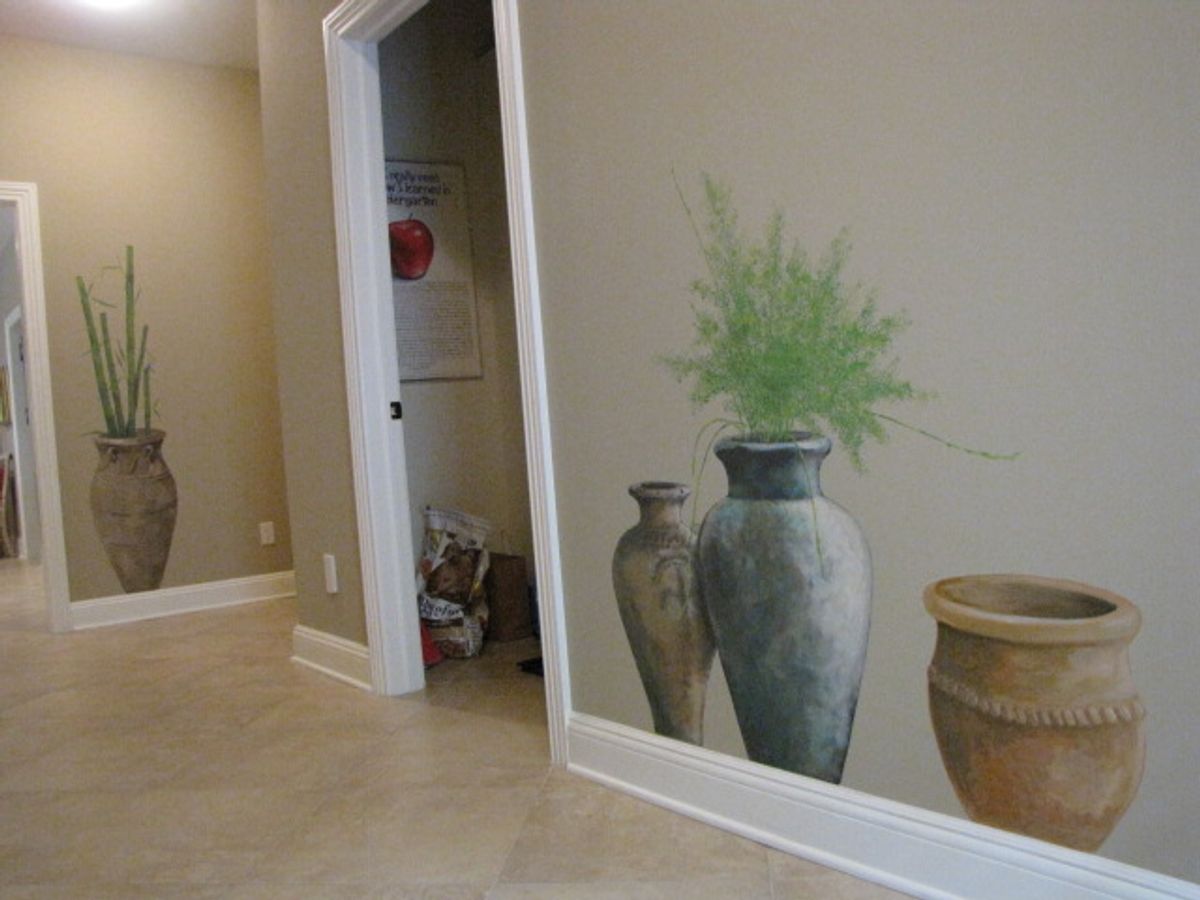 Elegant hallway with decorative vases and a mirror – an interior perfect for a large-format mural
