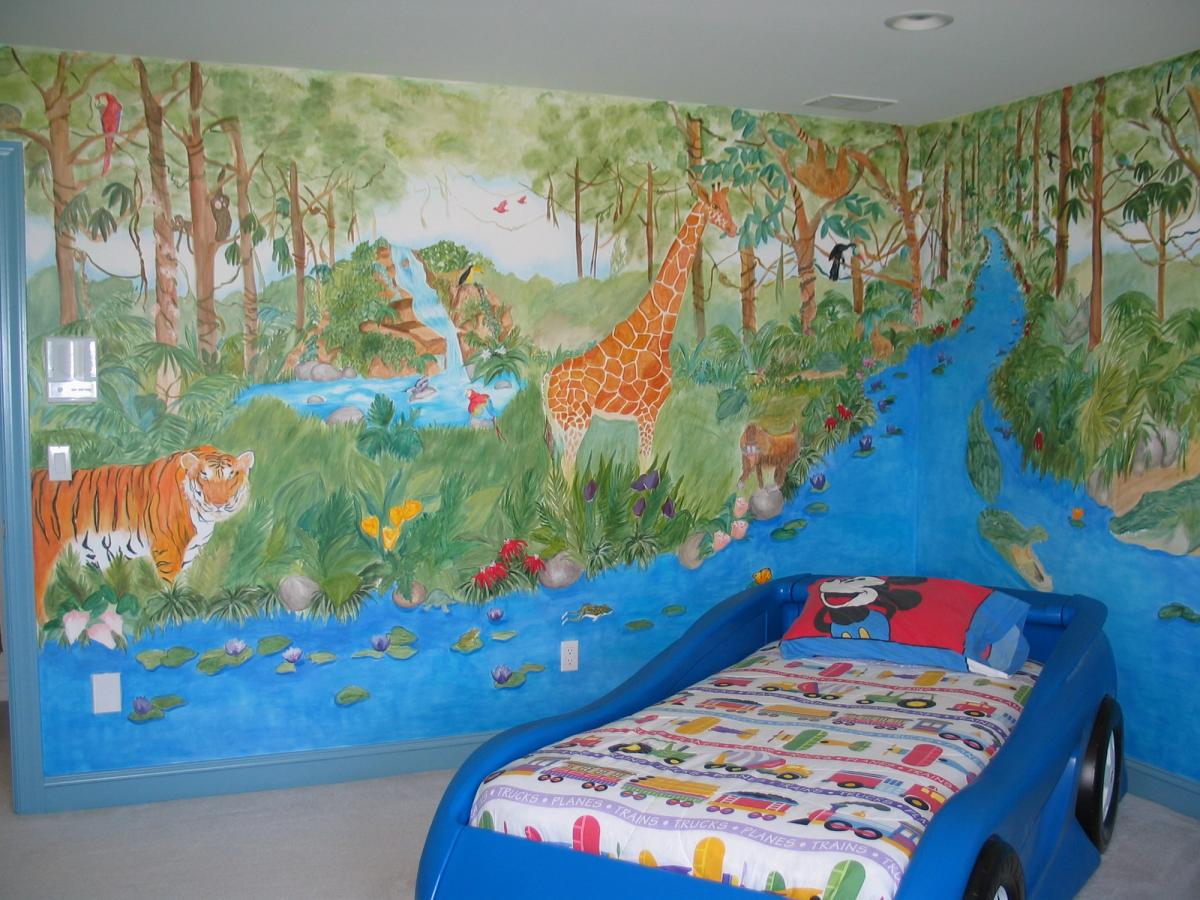 Mural dżungla w pokoju dziecka — tygrys, żyrafa, malpa i łóżko dziecięce z plastiku w kształcie samochodu z odkrytym dachem