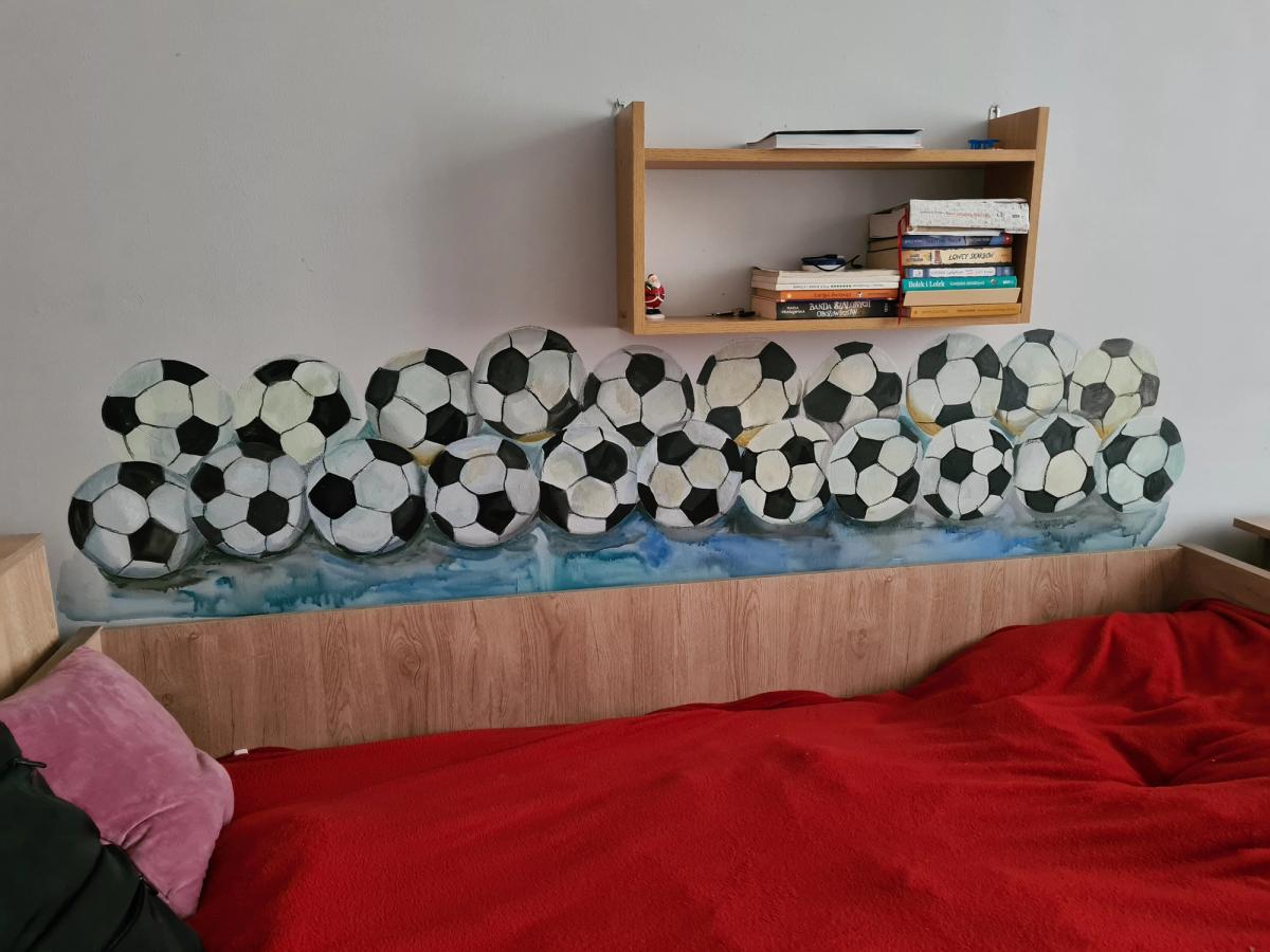 Ręcznie malowany mural ścienny we wnętrzu — autorski projekt