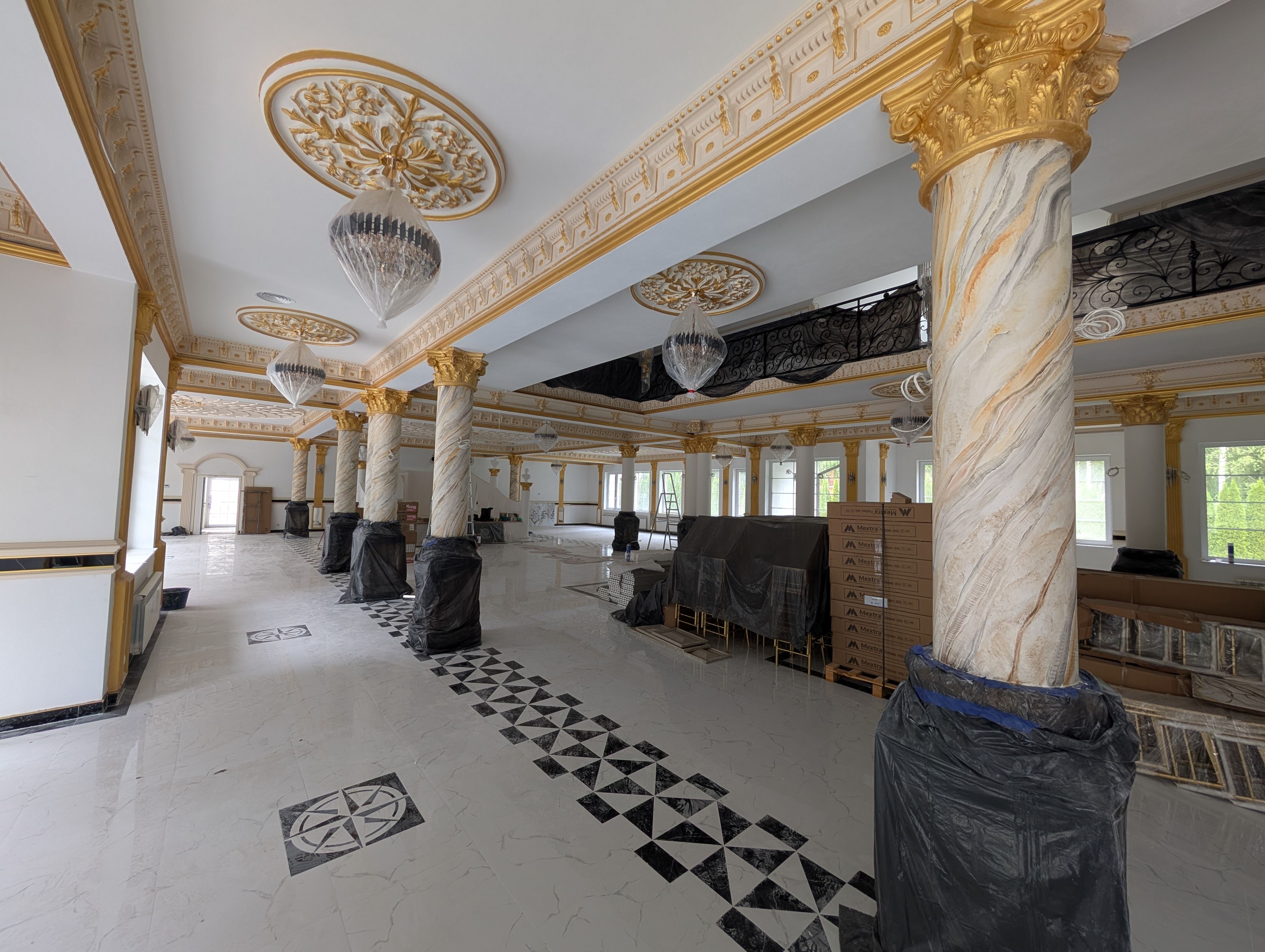 Sala weselna z kolumnami wykończonymi marmoryzacją i złoceniem — realizacja Joanna Kruza