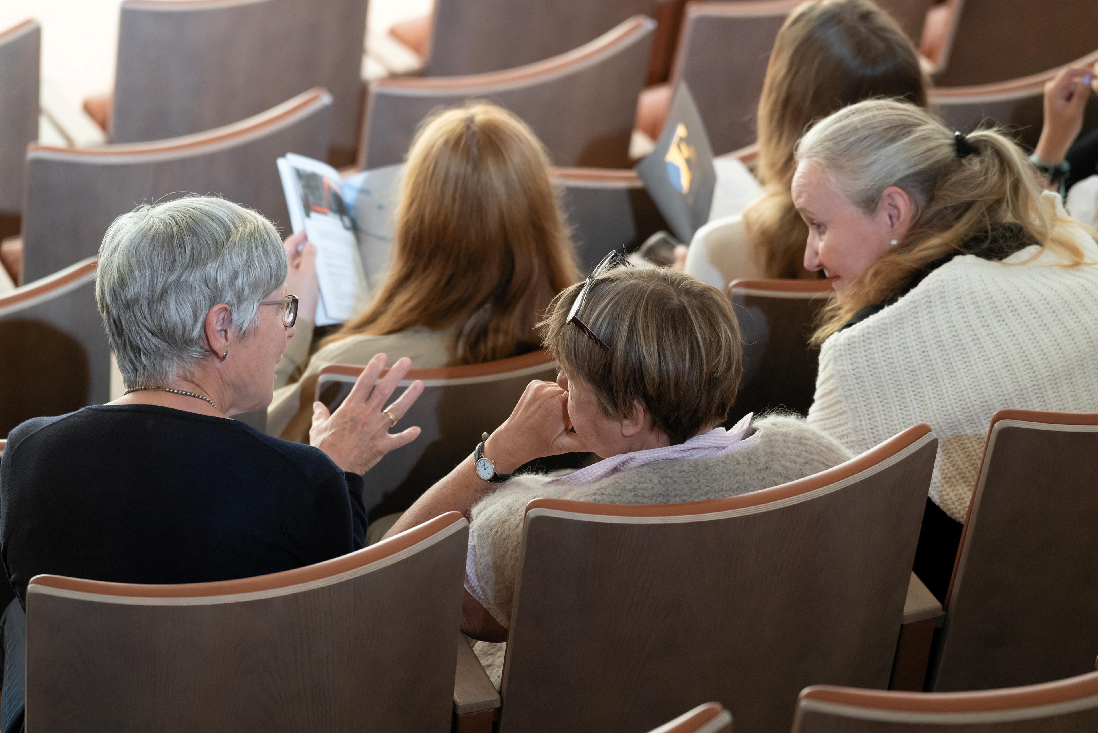 Mennesker som sitter i konsertsalen på Troldhaugen