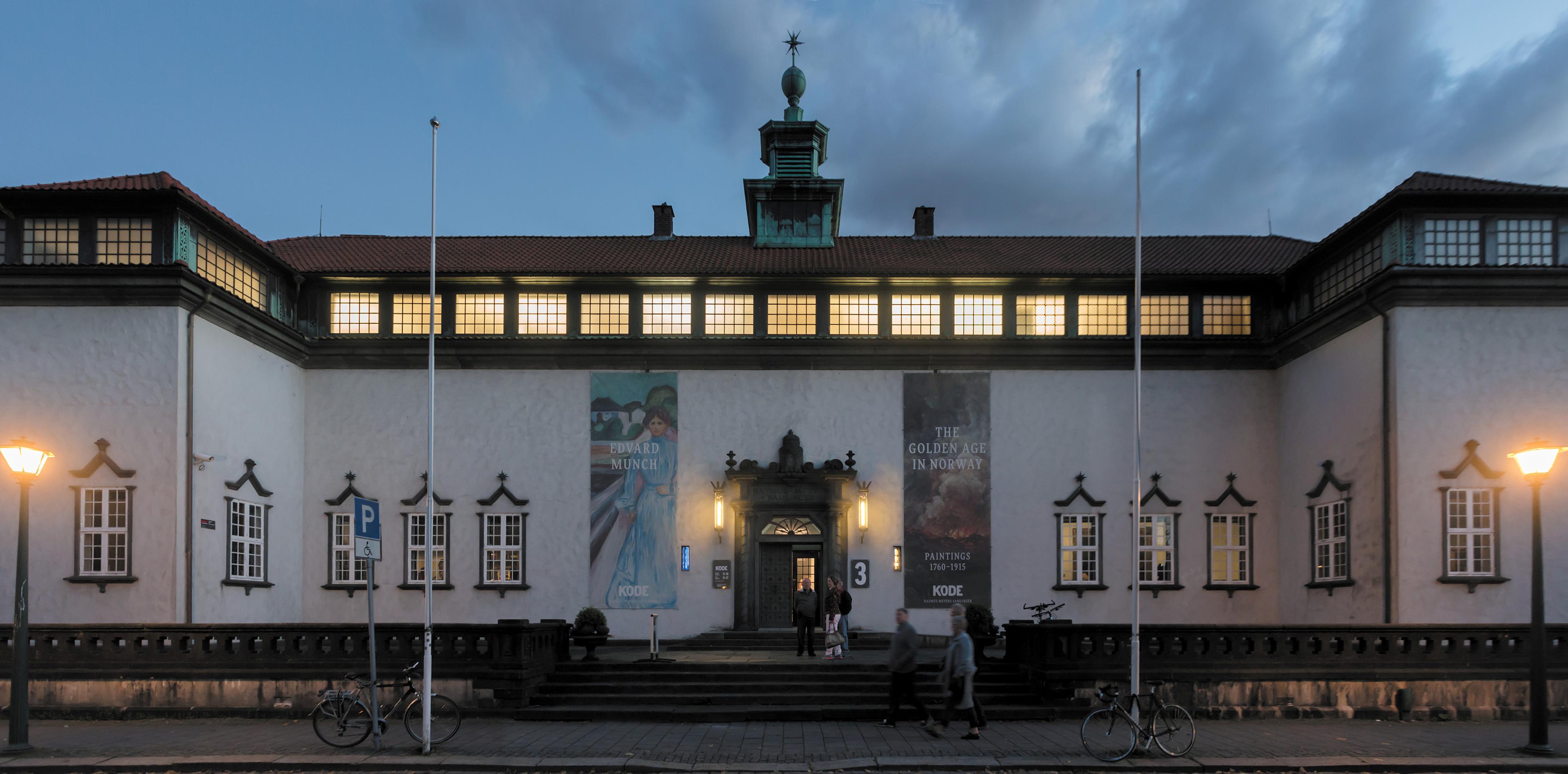 Foto av fasaden til Rasmus Meyer, i kveldslys.