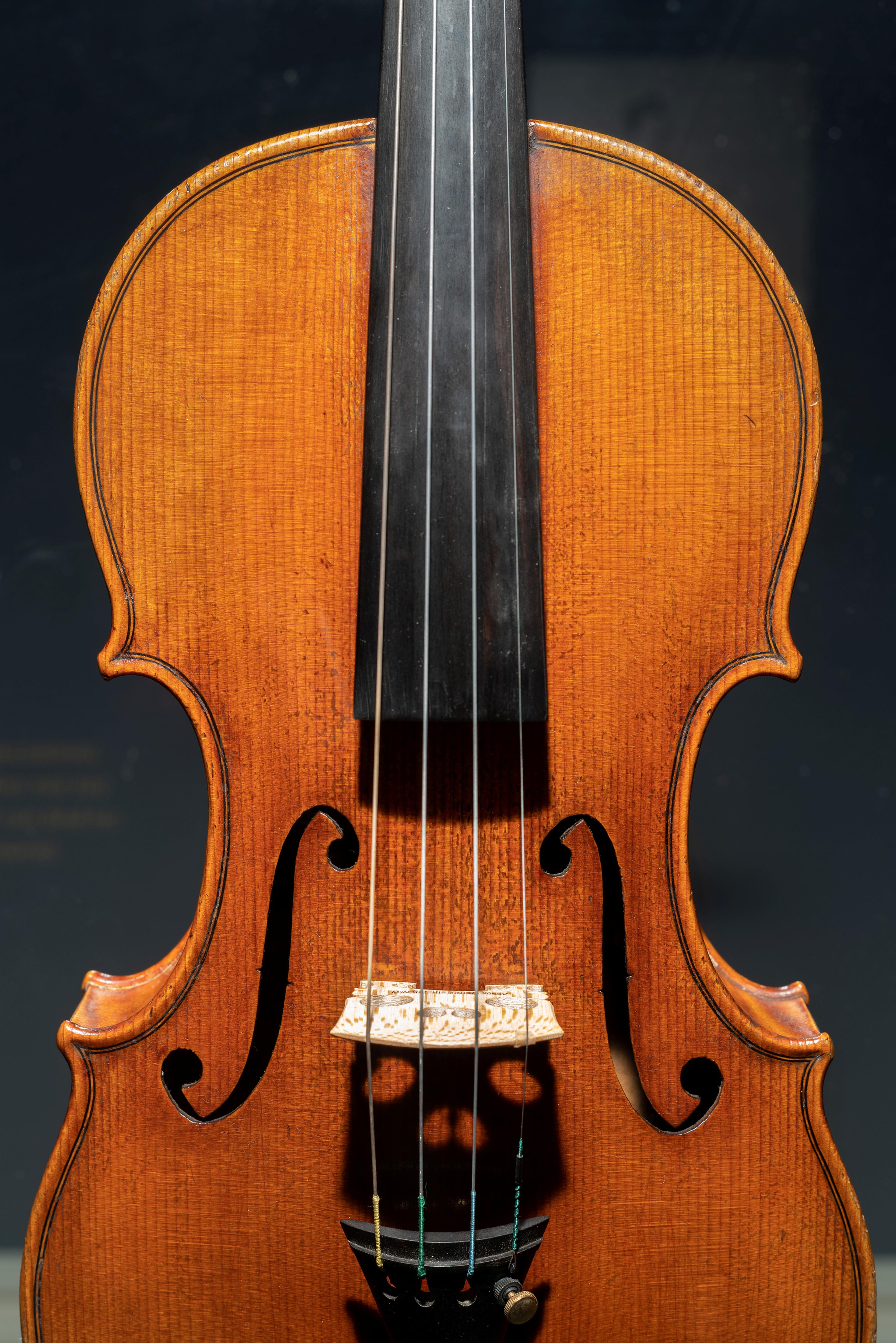 Nærbilde av en fiolin, stilt ut i en monter.