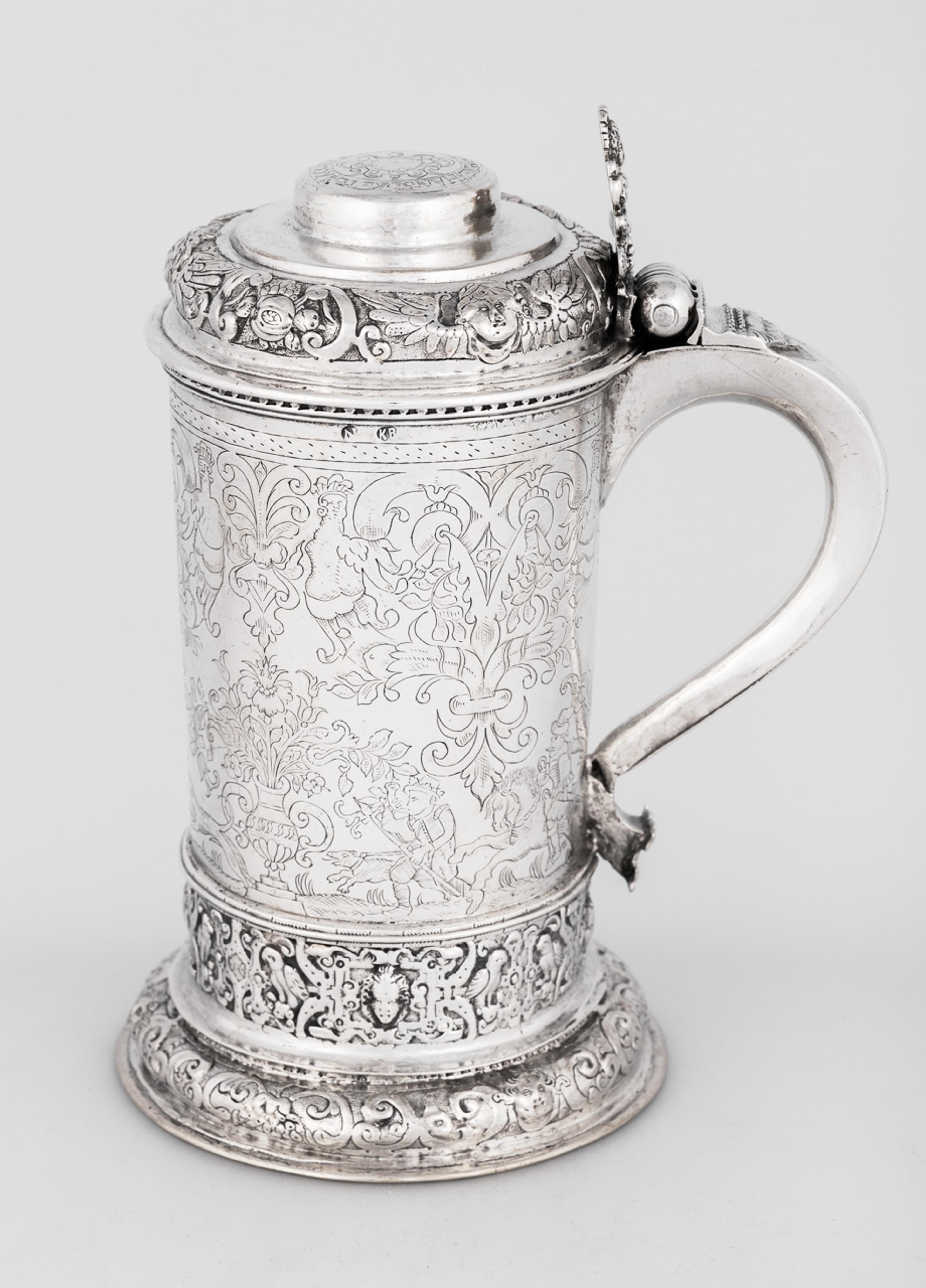 En ølkanne i sølv med rik dekor