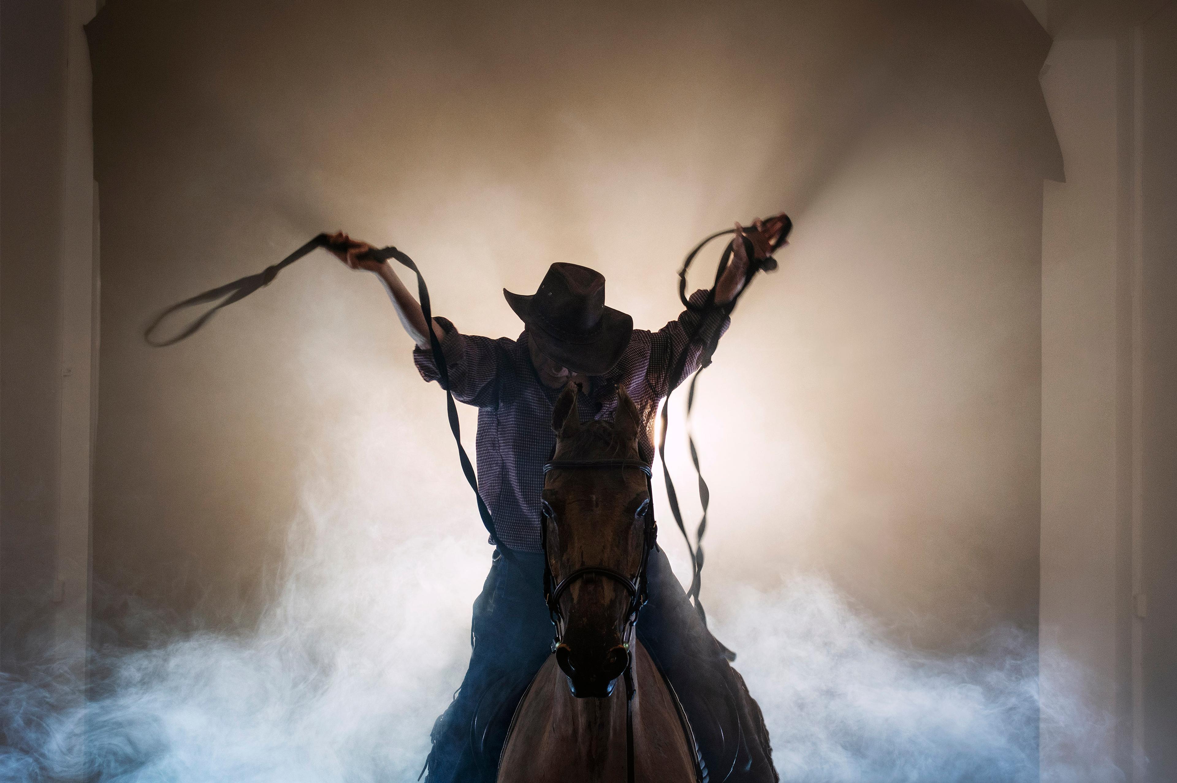 Et foto av en ridende cowboy