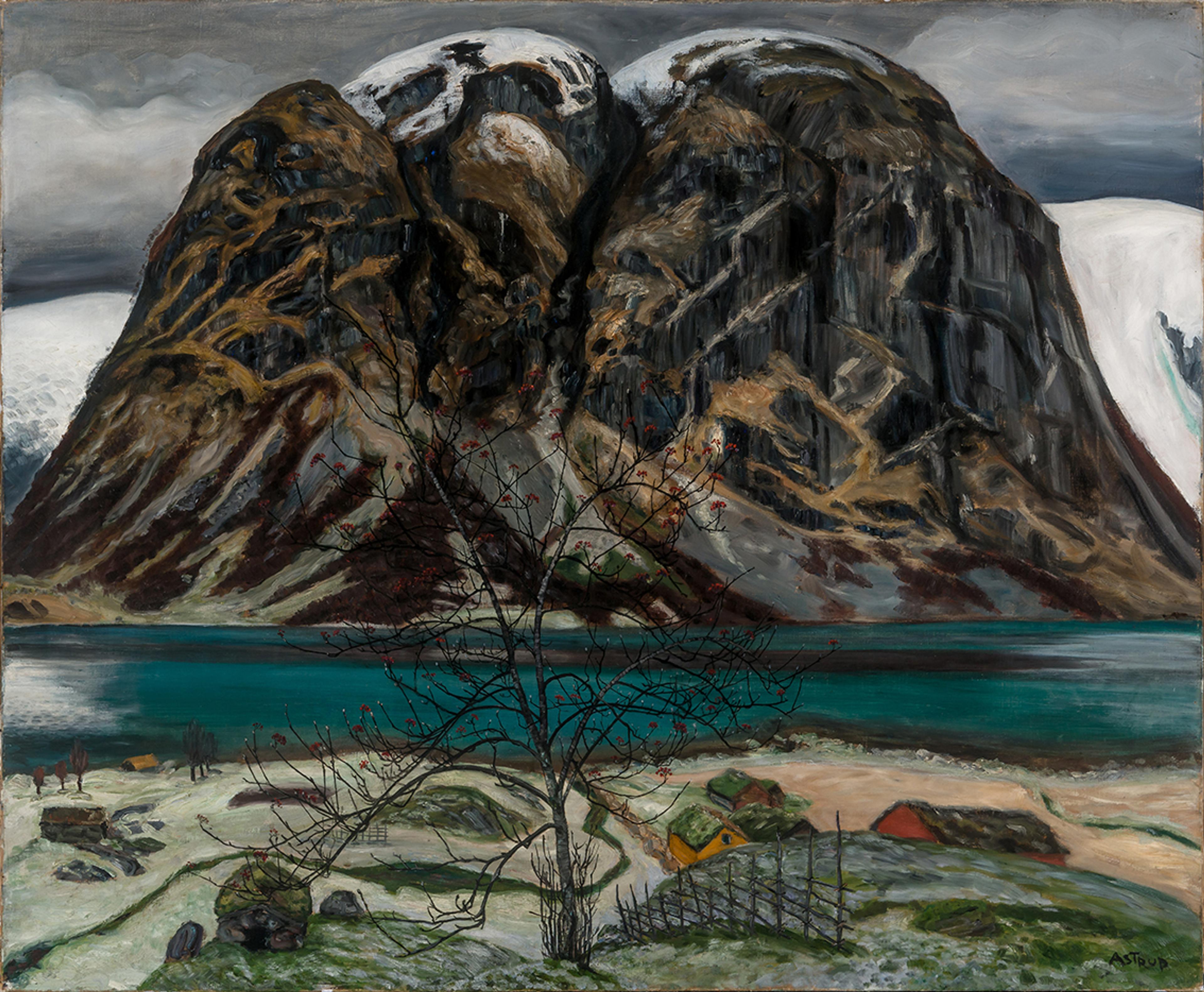 Et maleri av Nikolai Astrup, som viser et stort fjell malt i mørke grå og brune toner. I forgrunnen ser vi små hus, like ved et vann.
