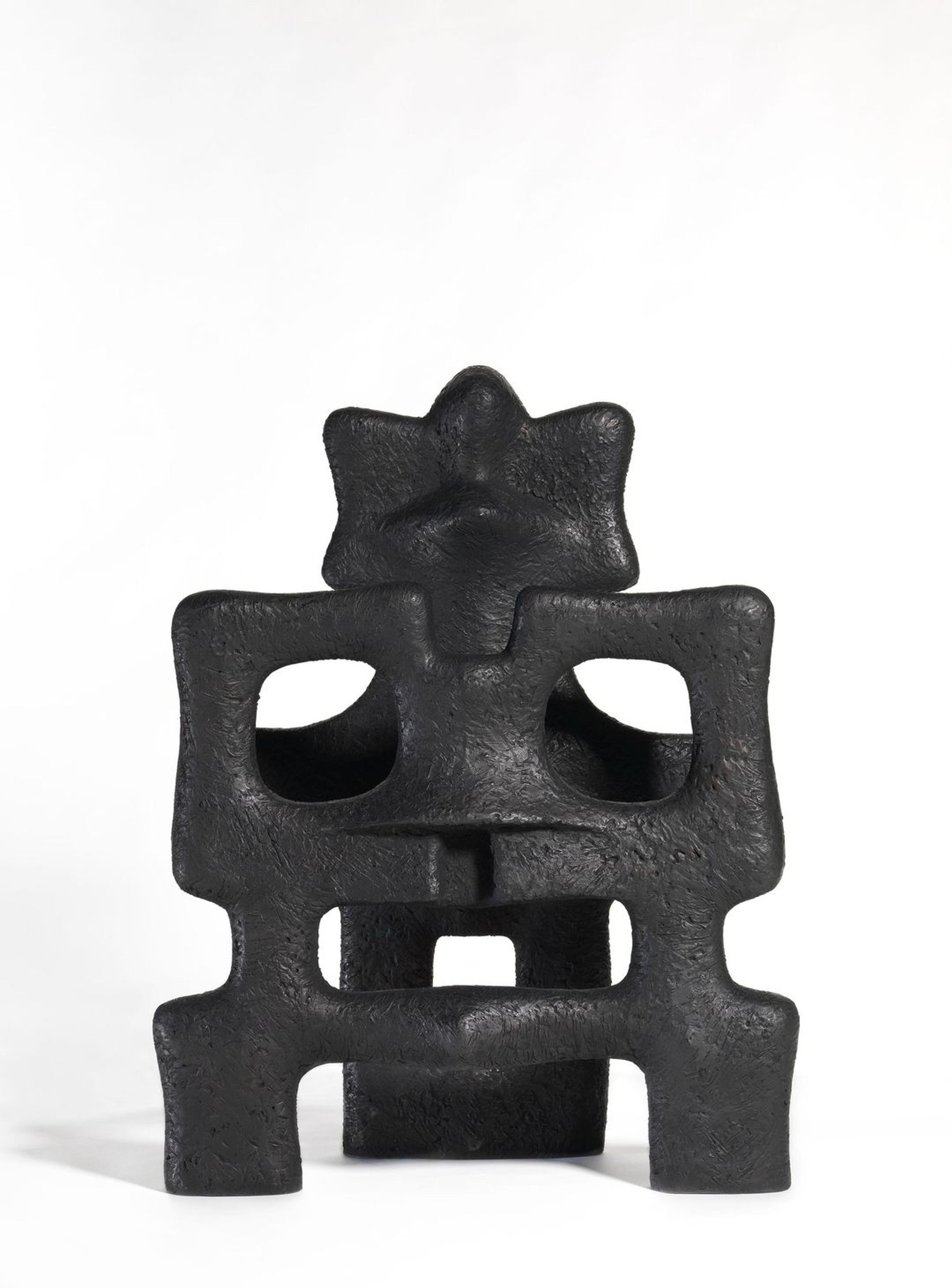 En sort abstrakt skulptur med avrundede former.