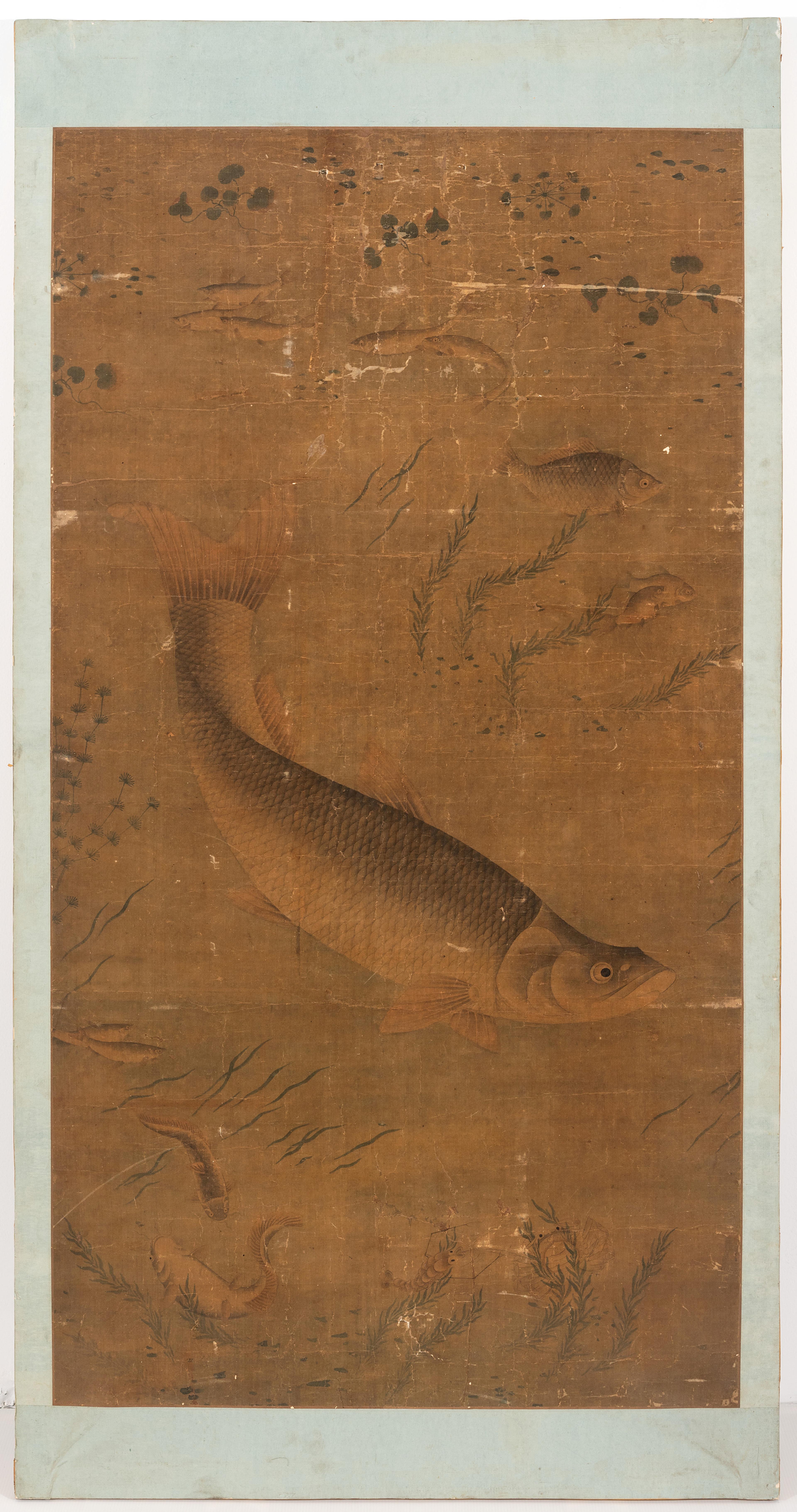 Et kinesisk maleri av en fisk, omgitt av alger