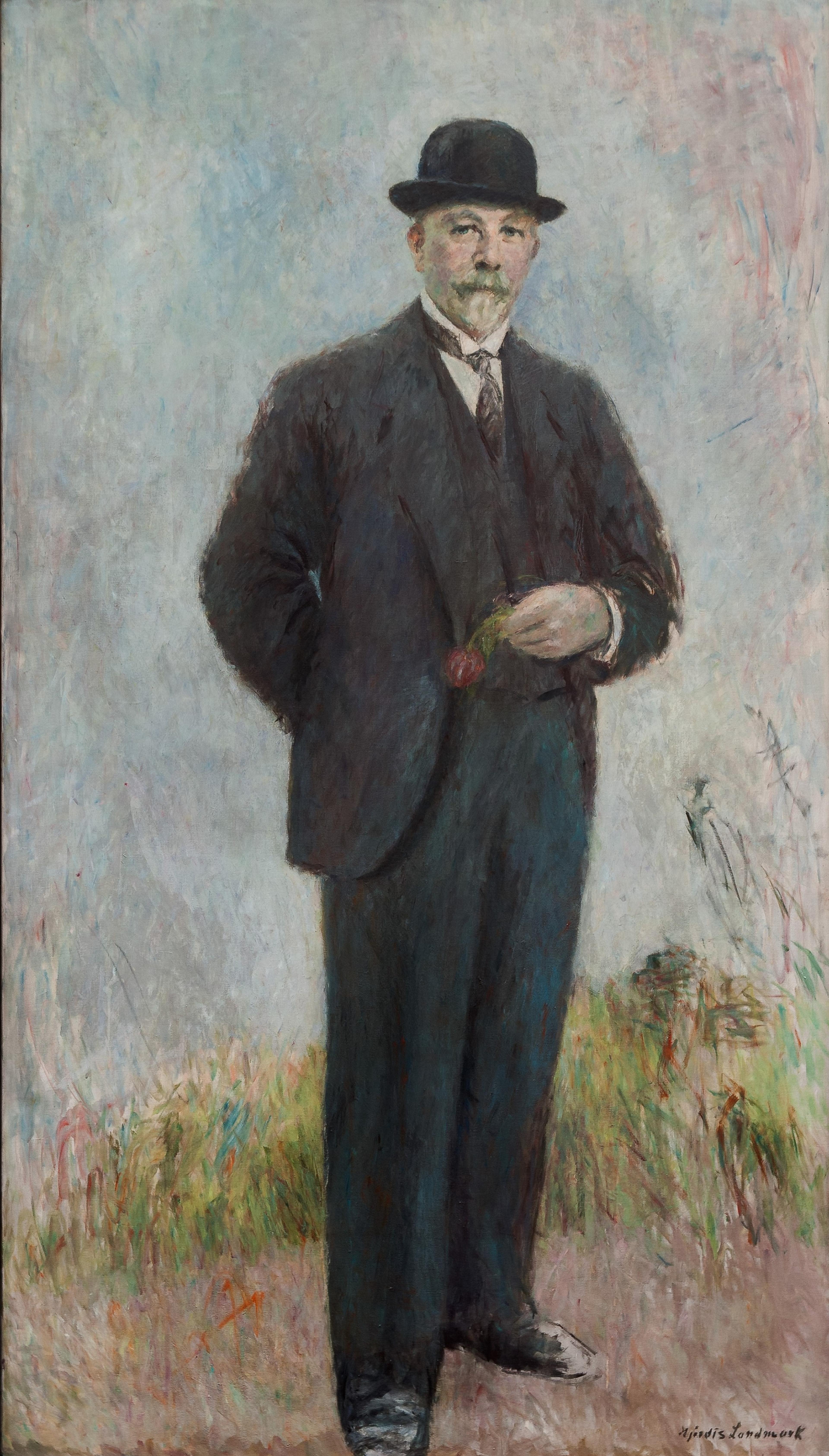 Et portrett i helfigur av Rasmus Meyer, stående med en tulipan i hånden.