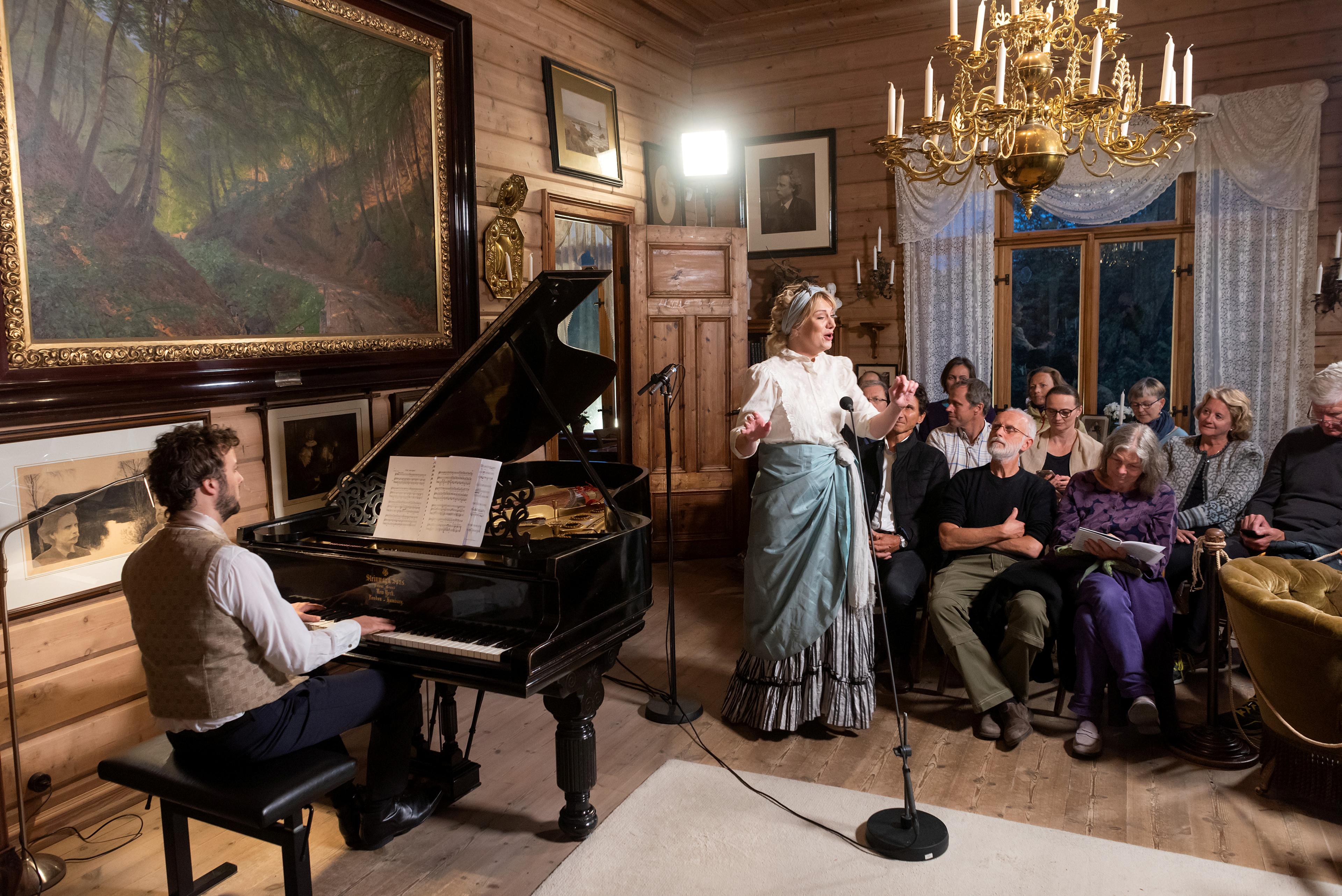 En sangerinne og en pianist opptrer i Griegs villa