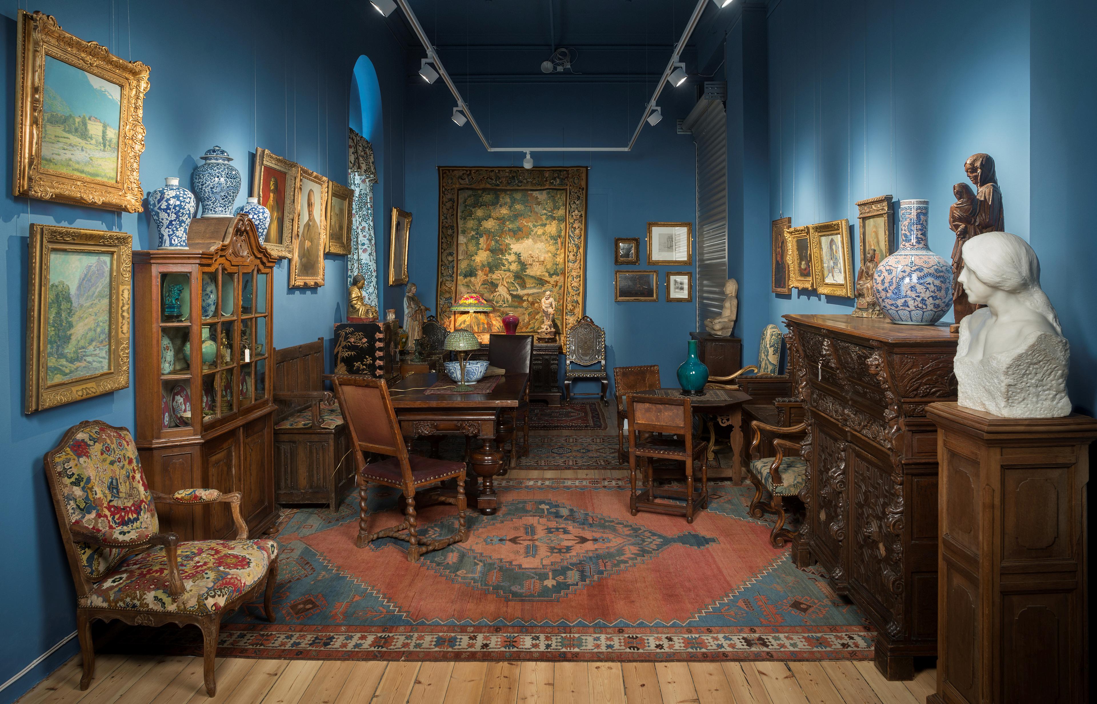 Et utstillingsrom i Permanenten, som presenterer Singersamlingen, med en rekke gjenstander og møbler.