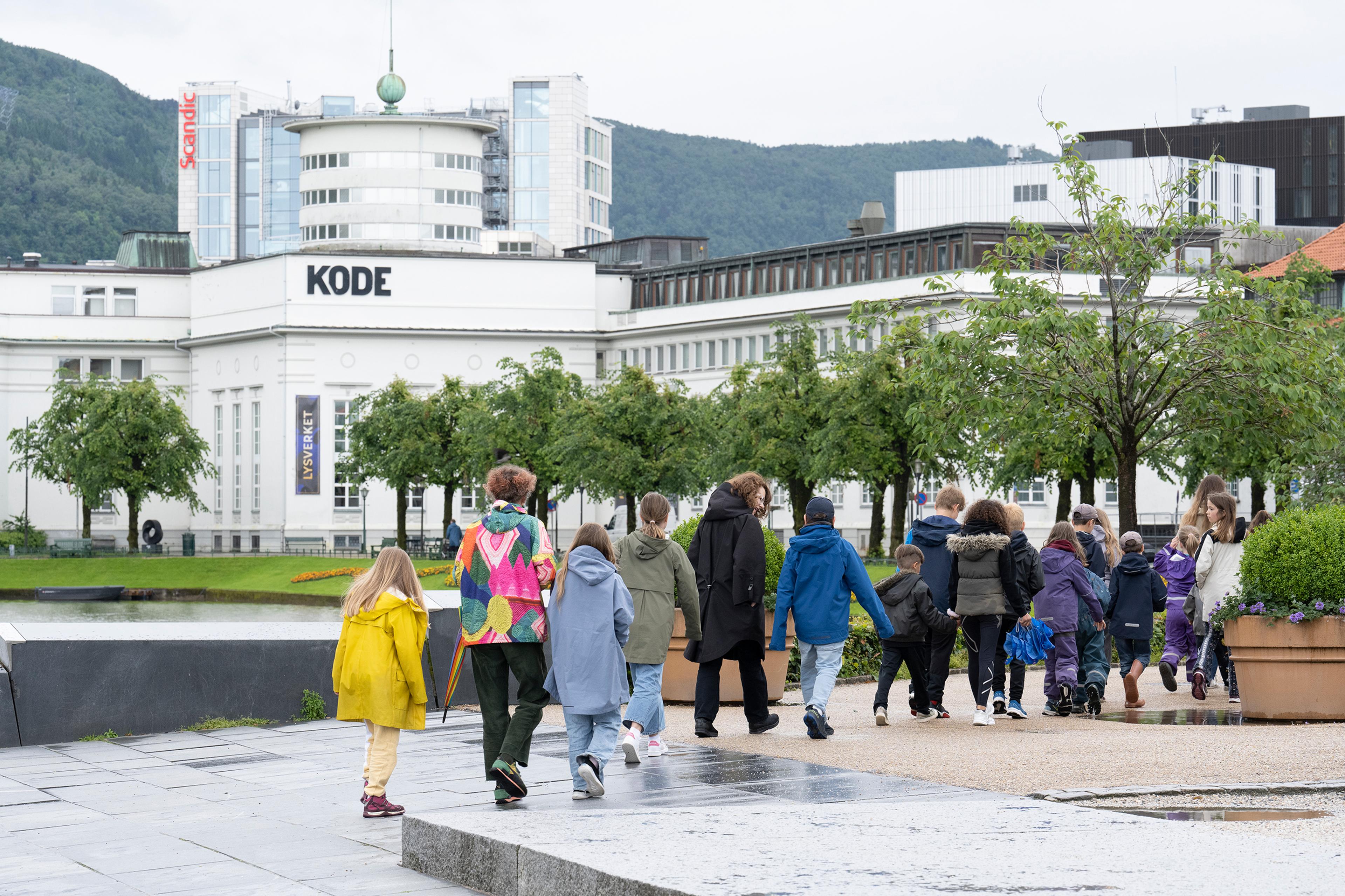 Foto av en gruppe barn som går over Festplassen i Bergen