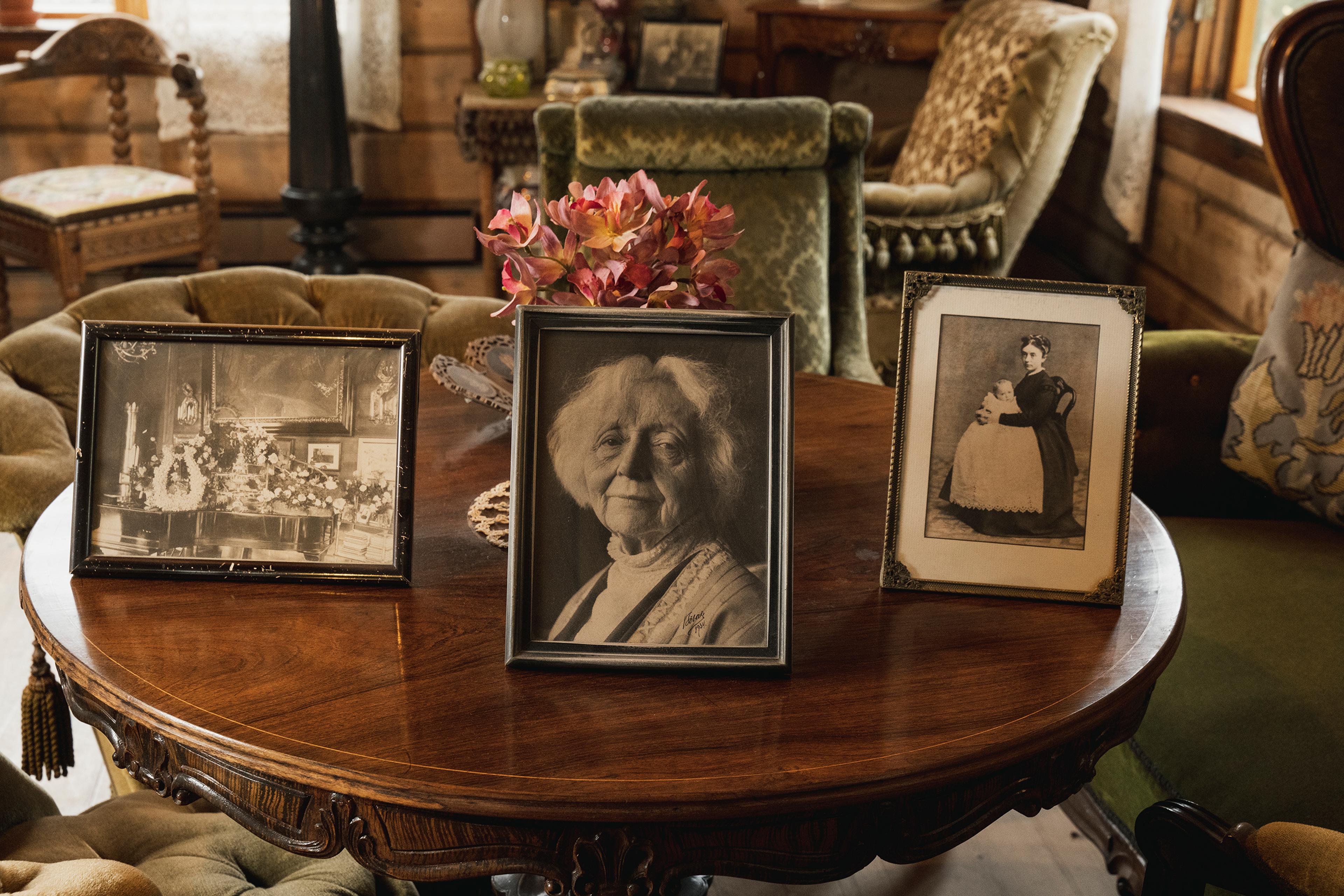 Et bord i stuen på Troldhaugen. Vi ser fotografier, blant annet et av Nina Grieg.
