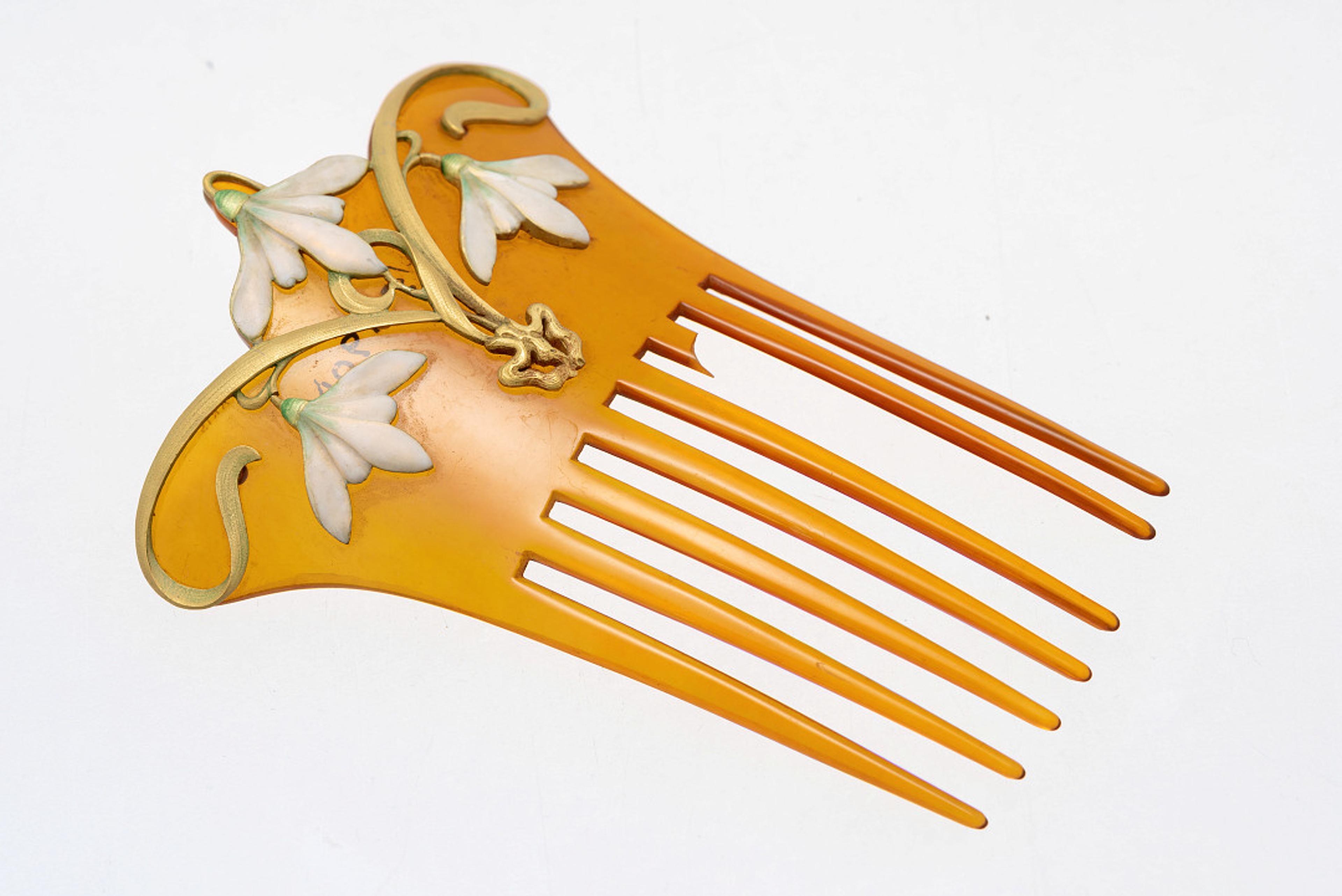 En dekorert hårkam