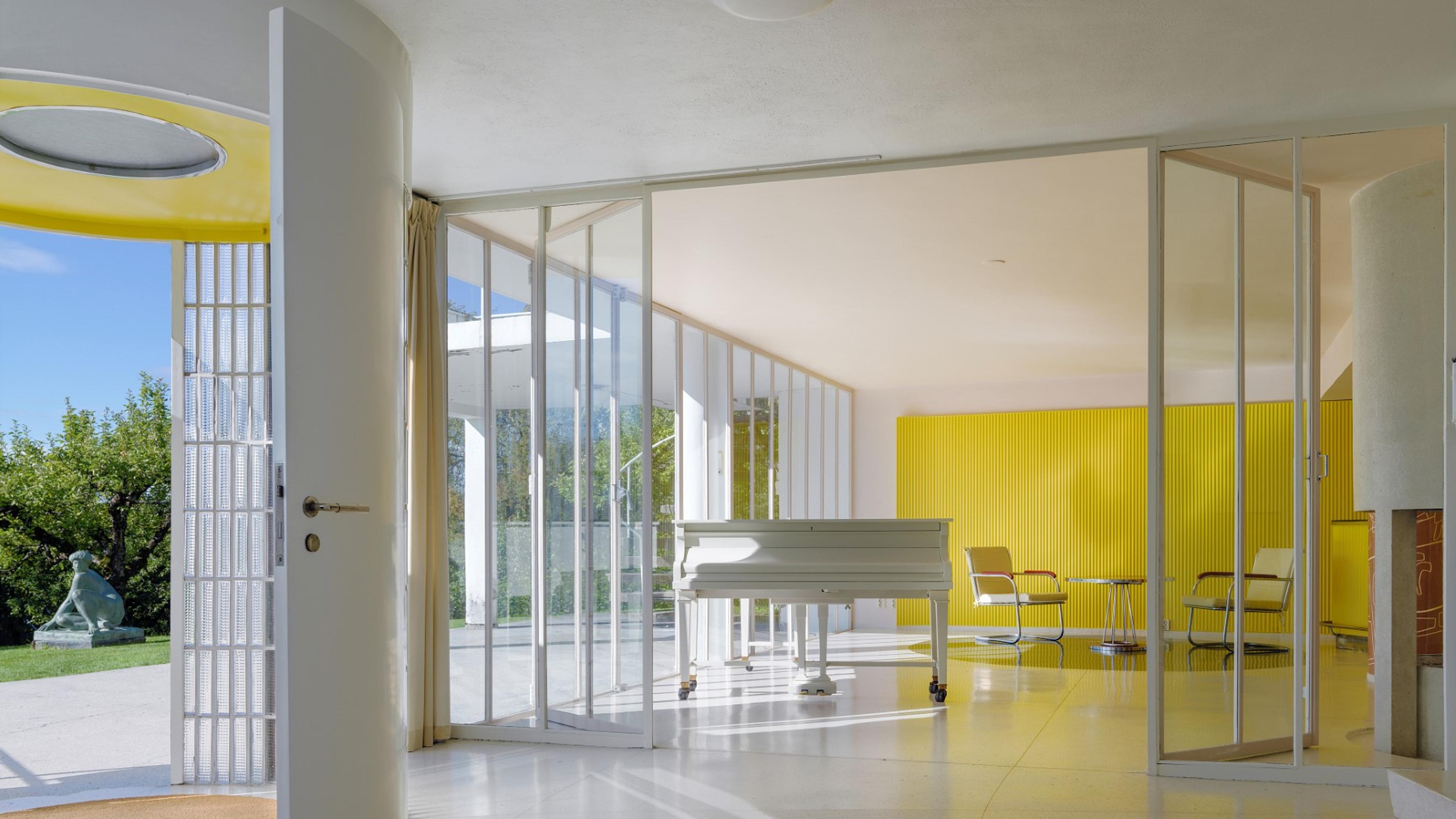 Interiør i Villa Stenersen, med hvite vegger og en gul signalvegg