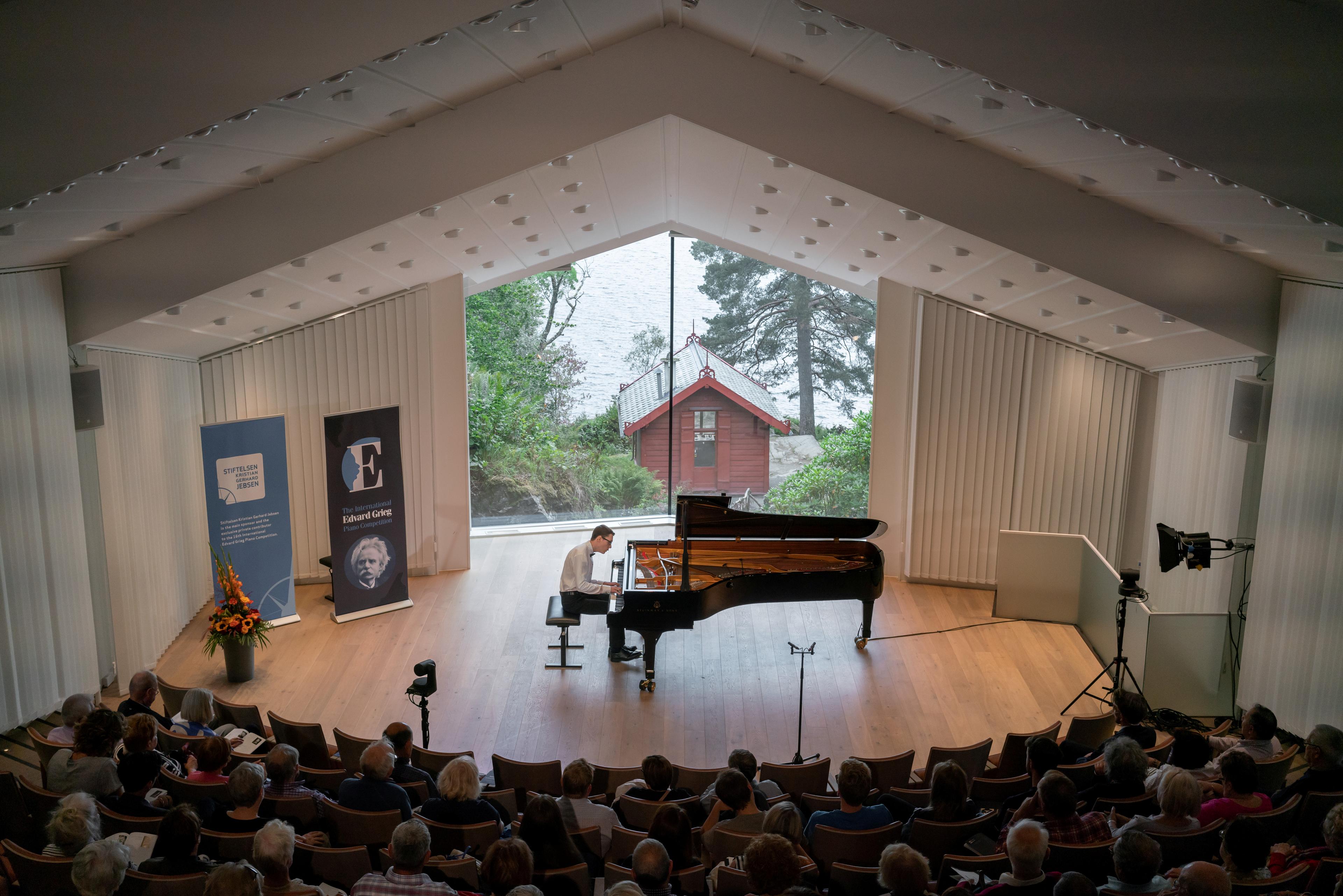 Man playing the piano in Troldsalen