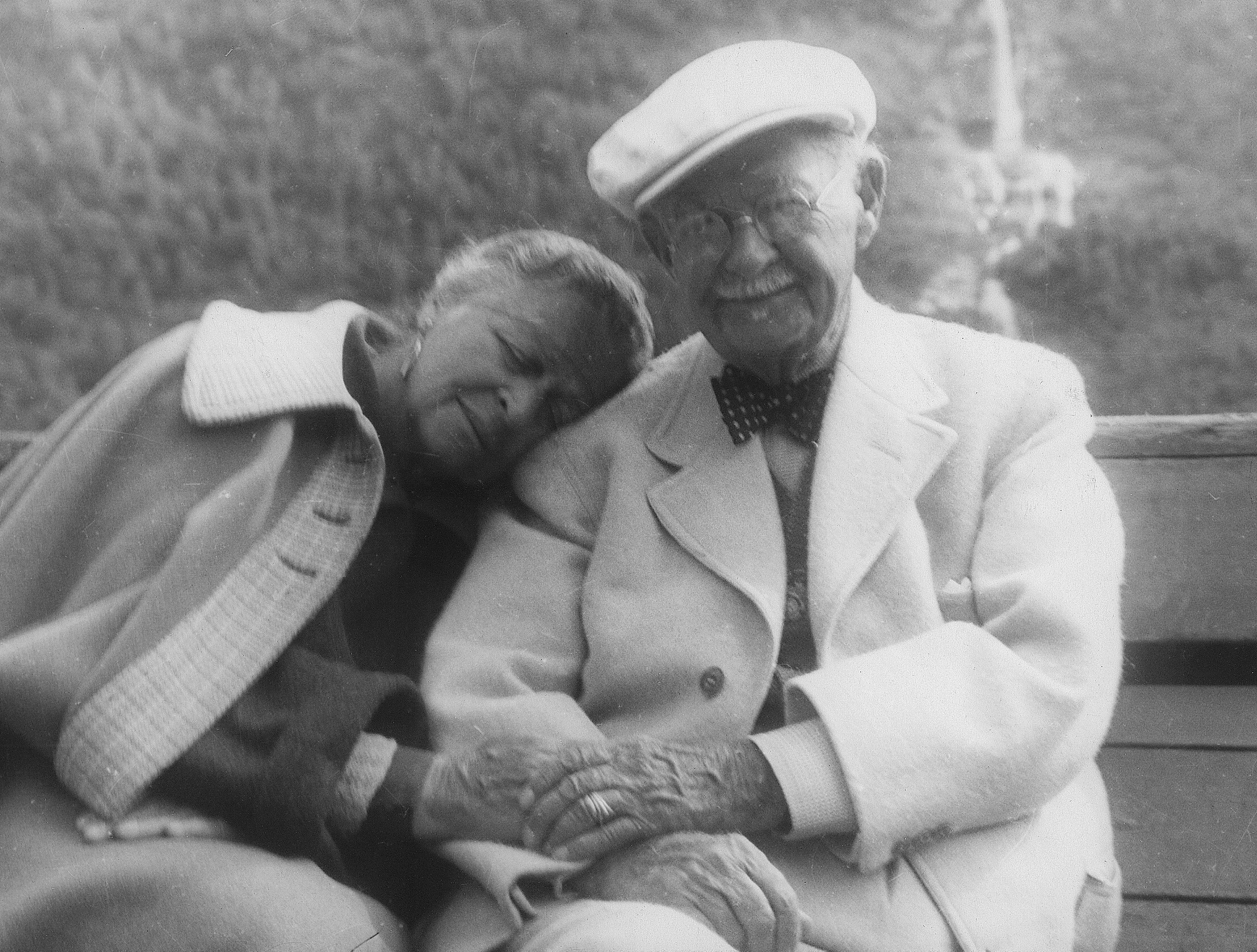 Sort-hvitt fotografi av ekteparet Anna og William Singer, hvor hun sitter med hodet lent på hans skulder mens hun lukker øynene, og han ser inn i kamera.